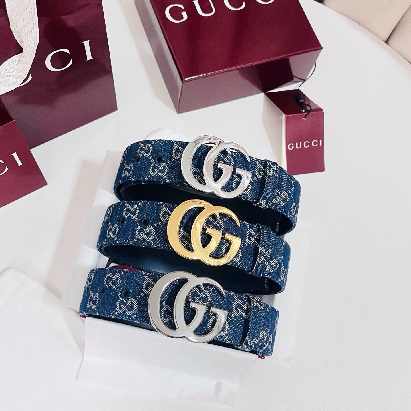 新款 Generation Gucci深入探究了品牌的档案编码，并将不同世代的设计元素融合为一体，形成一种独特的美学叙事