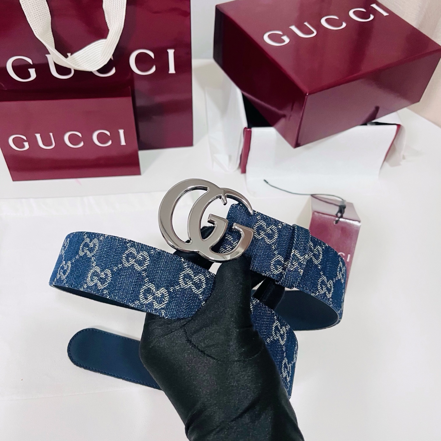 新款 Generation Gucci深入探究了品牌的档案编码，并将不同世代的设计元素融合为一体，形成一种独特的美学叙事