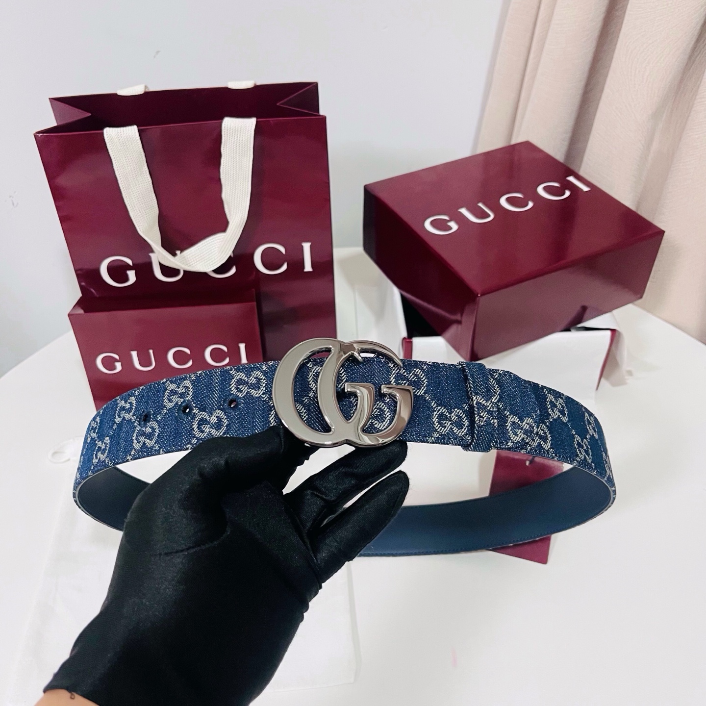 新款 Generation Gucci深入探究了品牌的档案编码，并将不同世代的设计元素融合为一体，形成一种独特的美学叙事