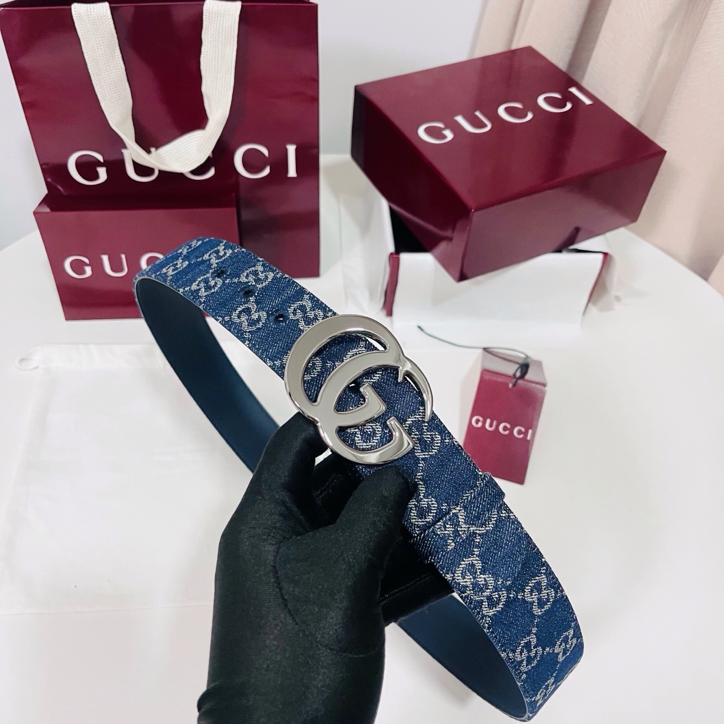 新款 Generation Gucci深入探究了品牌的档案编码，并将不同世代的设计元素融合为一体，形成一种独特的美学叙事