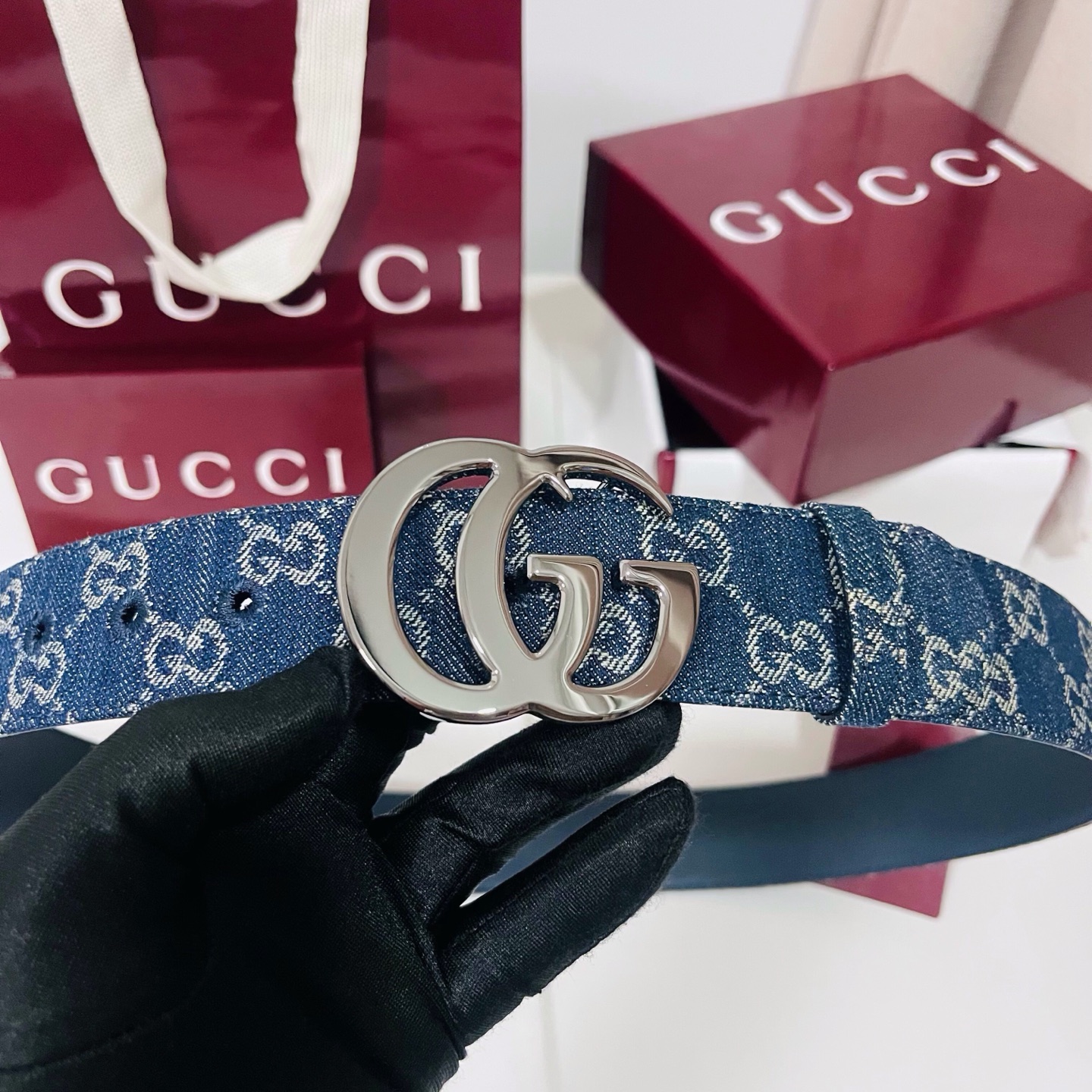新款 Generation Gucci深入探究了品牌的档案编码，并将不同世代的设计元素融合为一体，形成一种独特的美学叙事