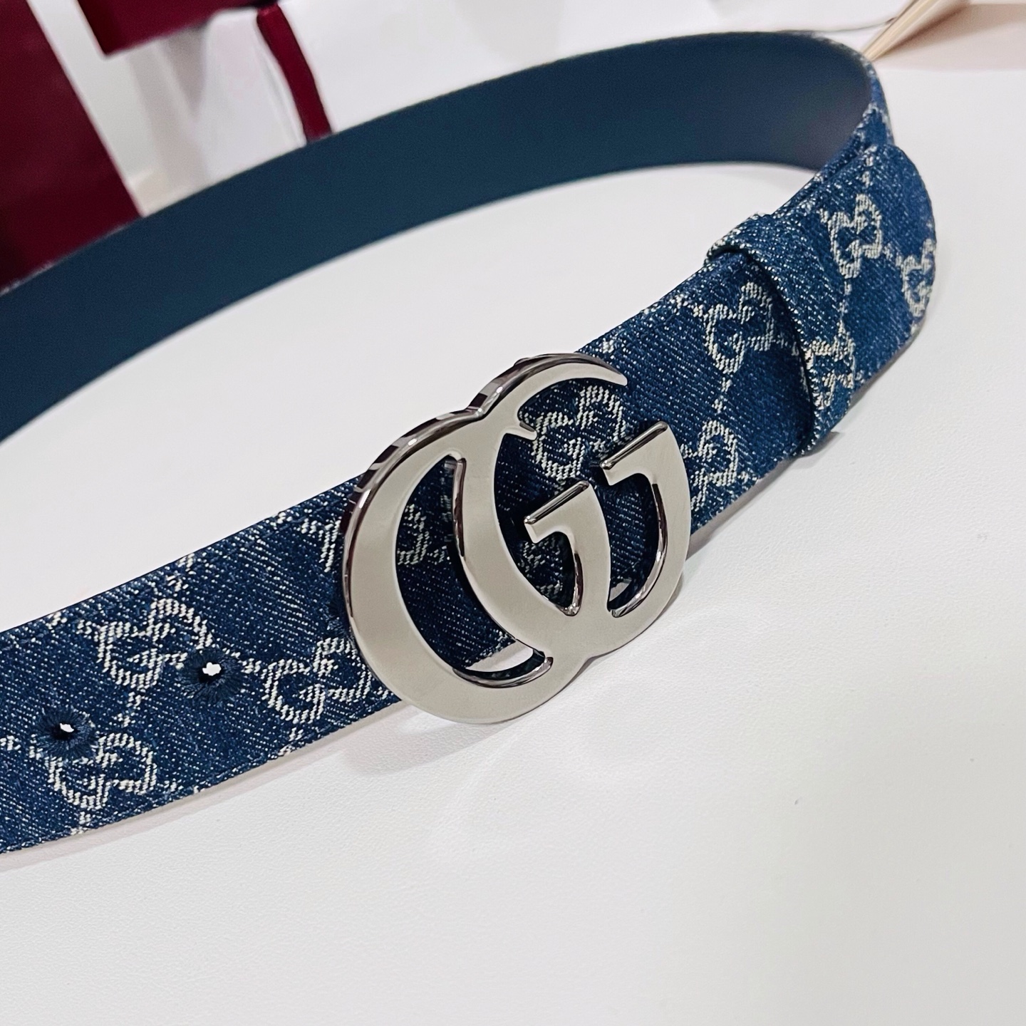 新款 Generation Gucci深入探究了品牌的档案编码，并将不同世代的设计元素融合为一体，形成一种独特的美学叙事