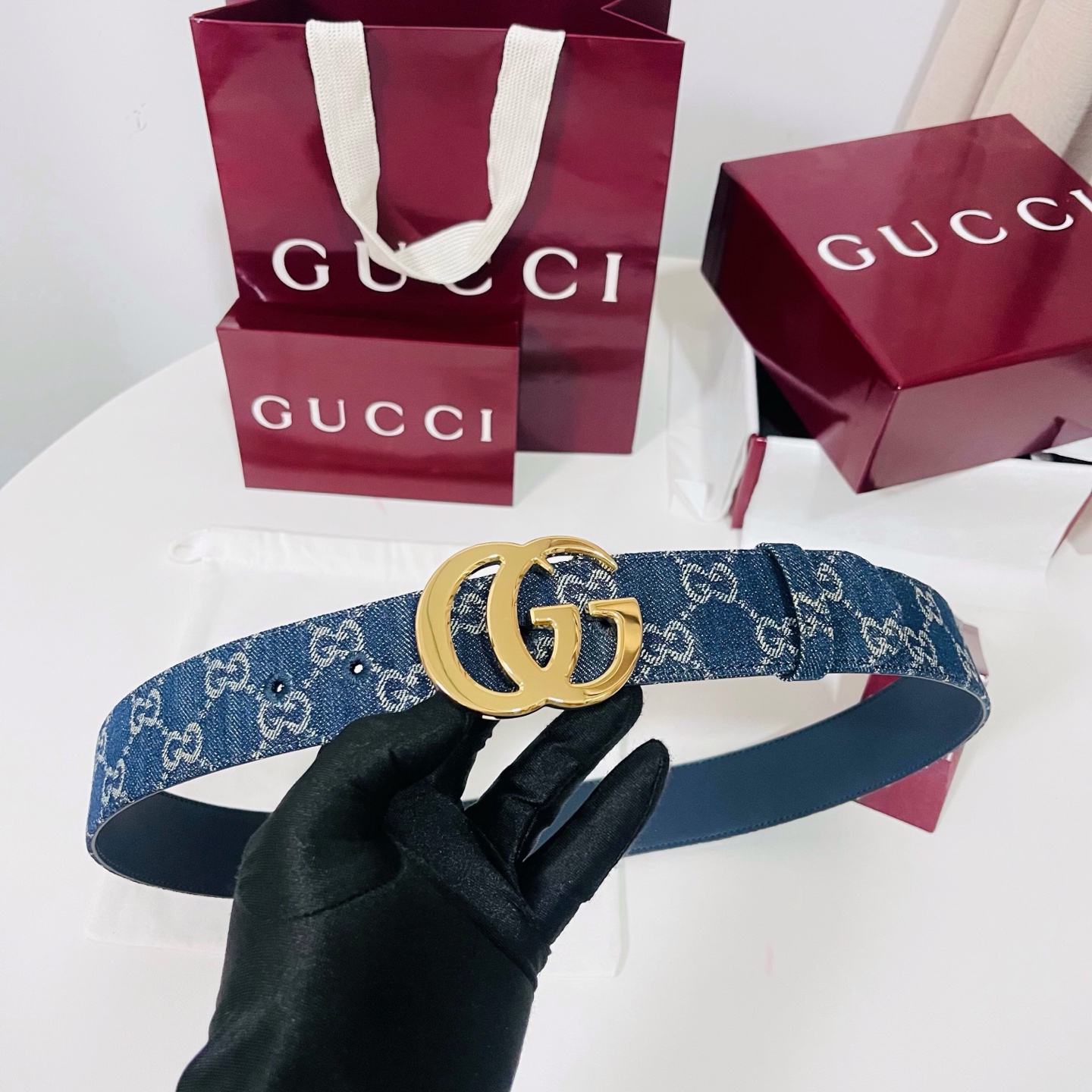 新款 Generation Gucci深入探究了品牌的档案编码，并将不同世代的设计元素融合为一体，形成一种独特的美学叙事
