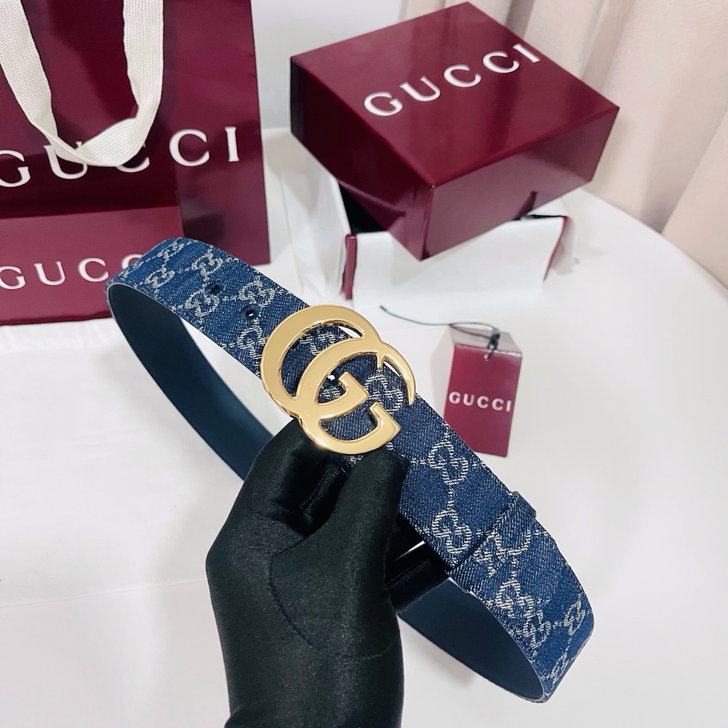 新款 Generation Gucci深入探究了品牌的档案编码，并将不同世代的设计元素融合为一体，形成一种独特的美学叙事