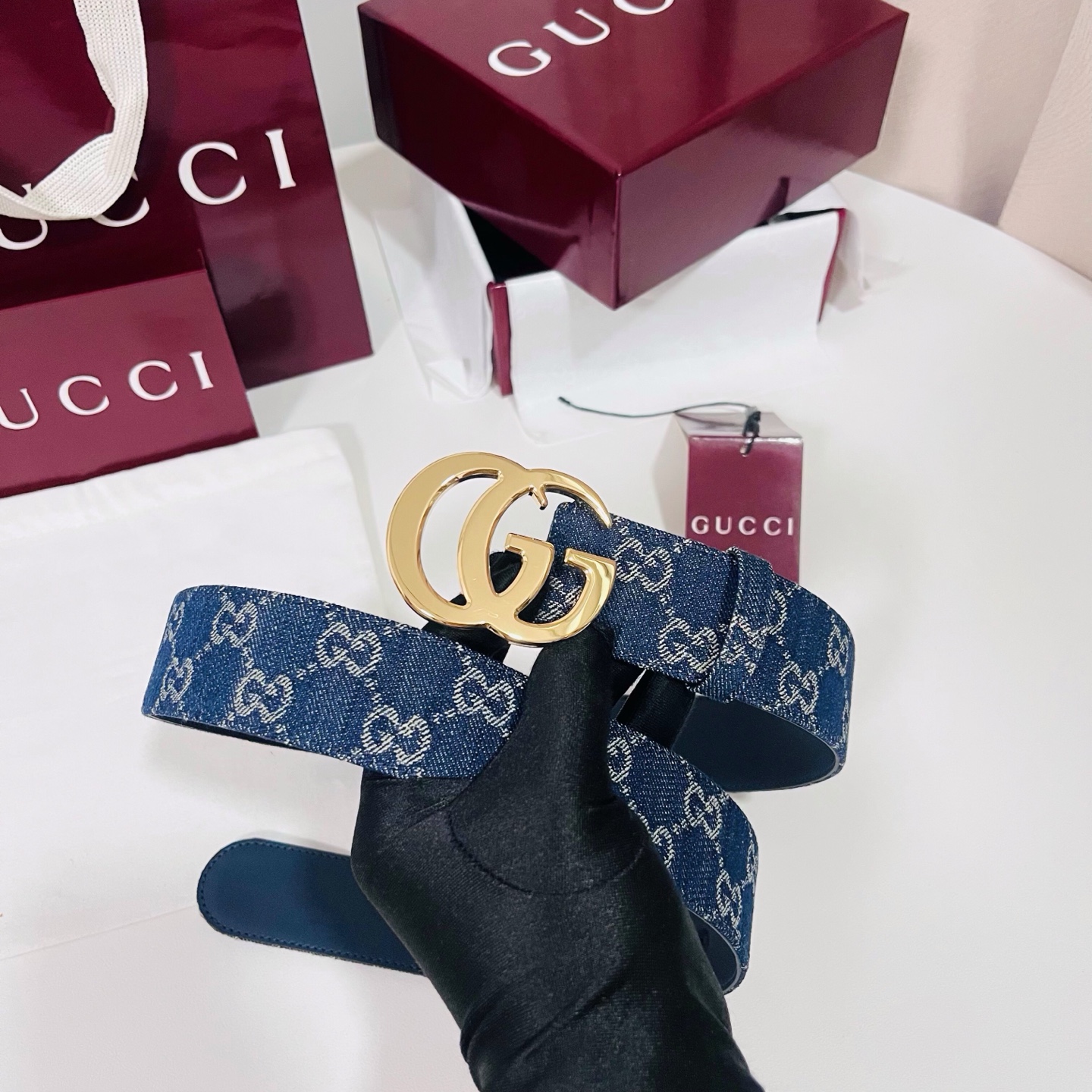 新款 Generation Gucci深入探究了品牌的档案编码，并将不同世代的设计元素融合为一体，形成一种独特的美学叙事
