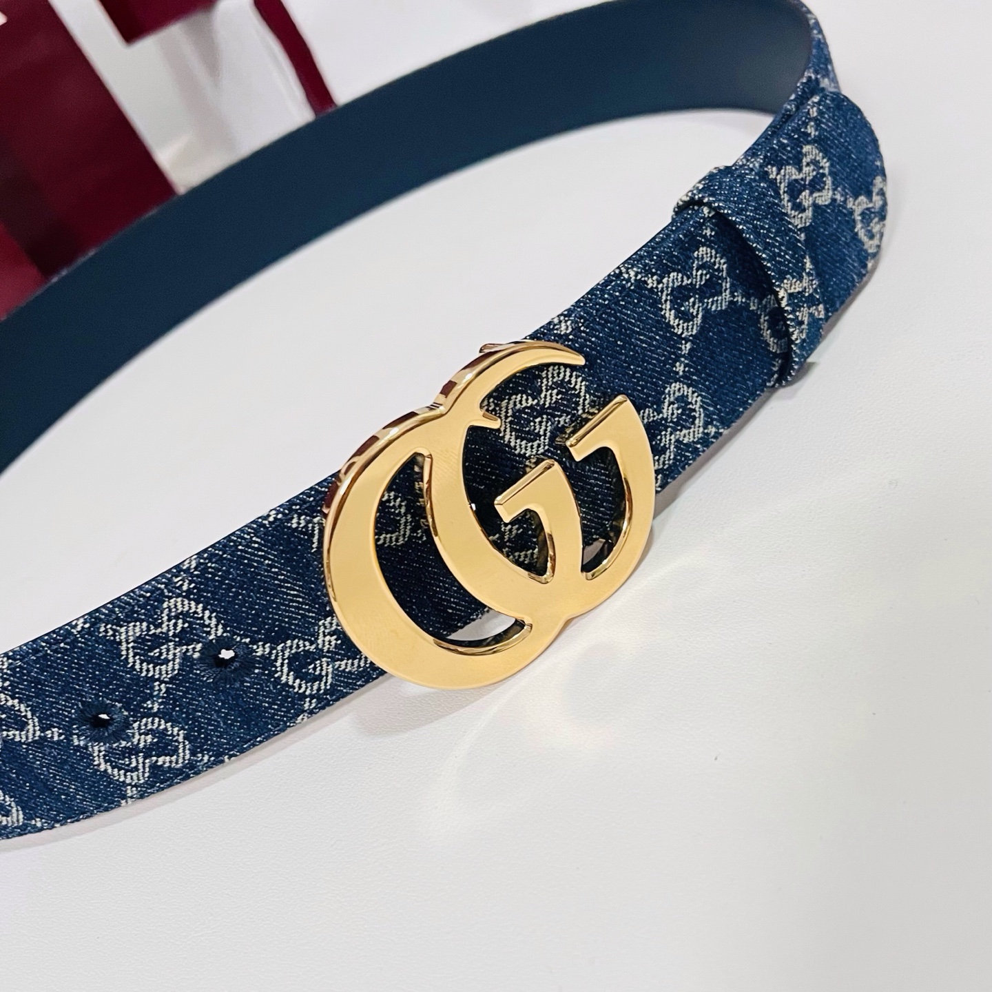 新款 Generation Gucci深入探究了品牌的档案编码，并将不同世代的设计元素融合为一体，形成一种独特的美学叙事