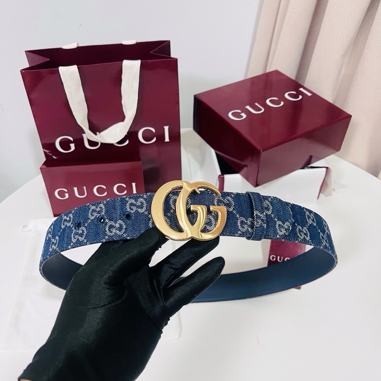 新款 Generation Gucci深入探究了品牌的档案编码，并将不同世代的设计元素融合为一体，形成一种独特的美学叙事