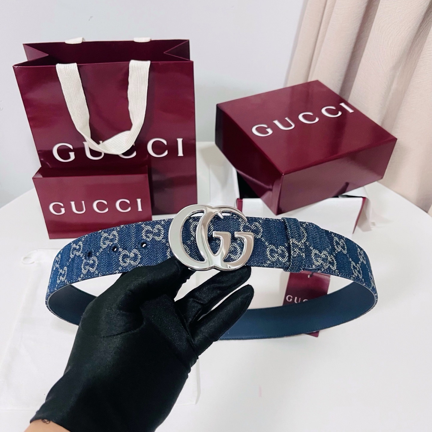 新款 Generation Gucci深入探究了品牌的档案编码，并将不同世代的设计元素融合为一体，形成一种独特的美学叙事
