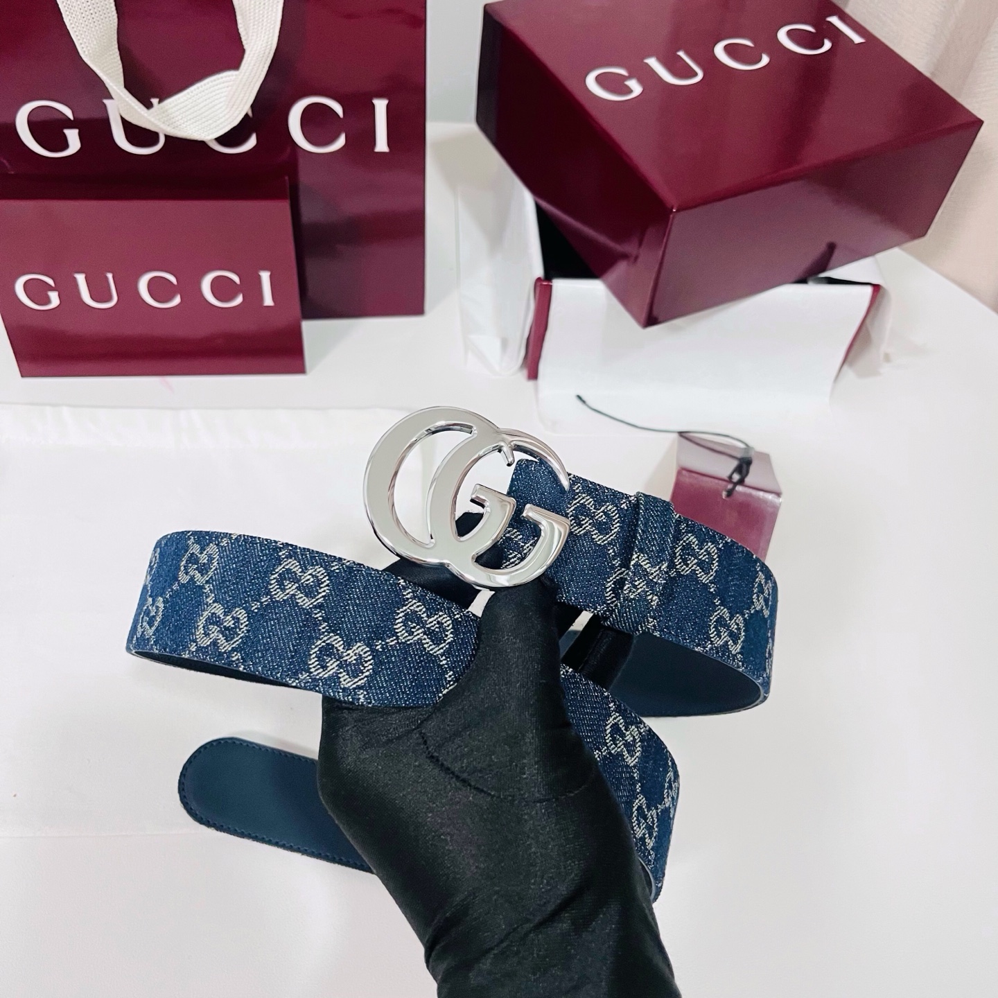 新款 Generation Gucci深入探究了品牌的档案编码，并将不同世代的设计元素融合为一体，形成一种独特的美学叙事