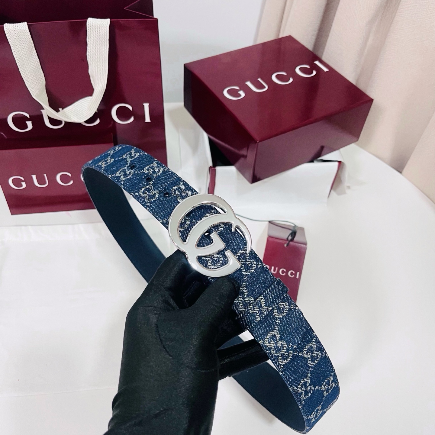 新款 Generation Gucci深入探究了品牌的档案编码，并将不同世代的设计元素融合为一体，形成一种独特的美学叙事
