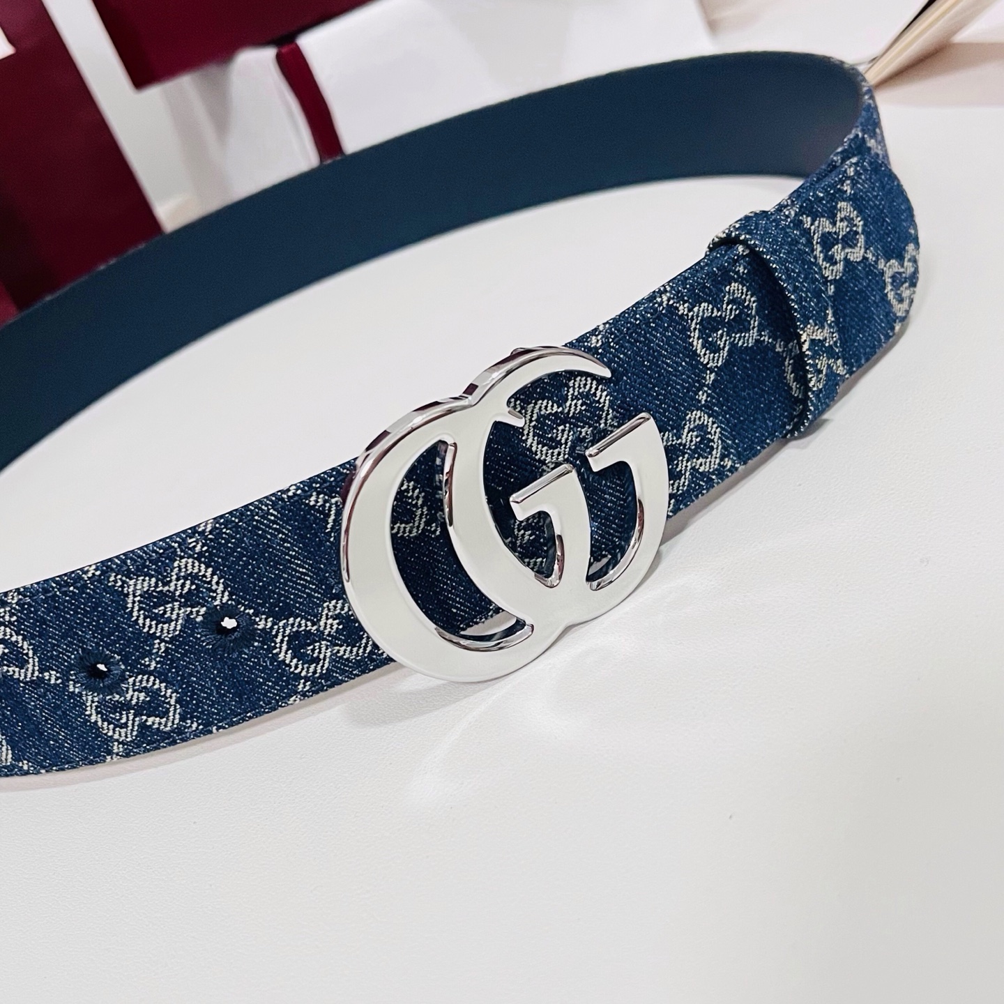 新款 Generation Gucci深入探究了品牌的档案编码，并将不同世代的设计元素融合为一体，形成一种独特的美学叙事