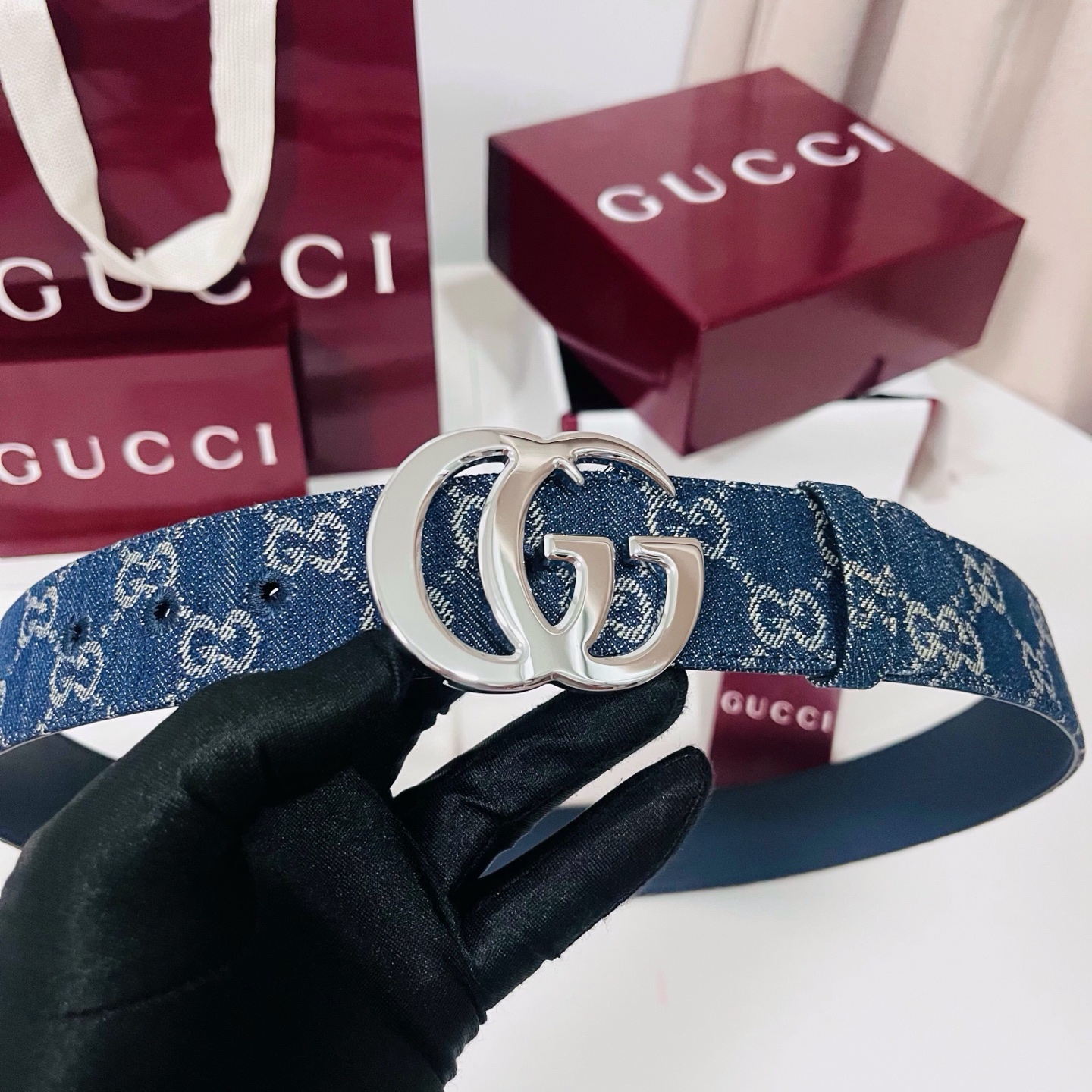 新款 Generation Gucci深入探究了品牌的档案编码，并将不同世代的设计元素融合为一体，形成一种独特的美学叙事