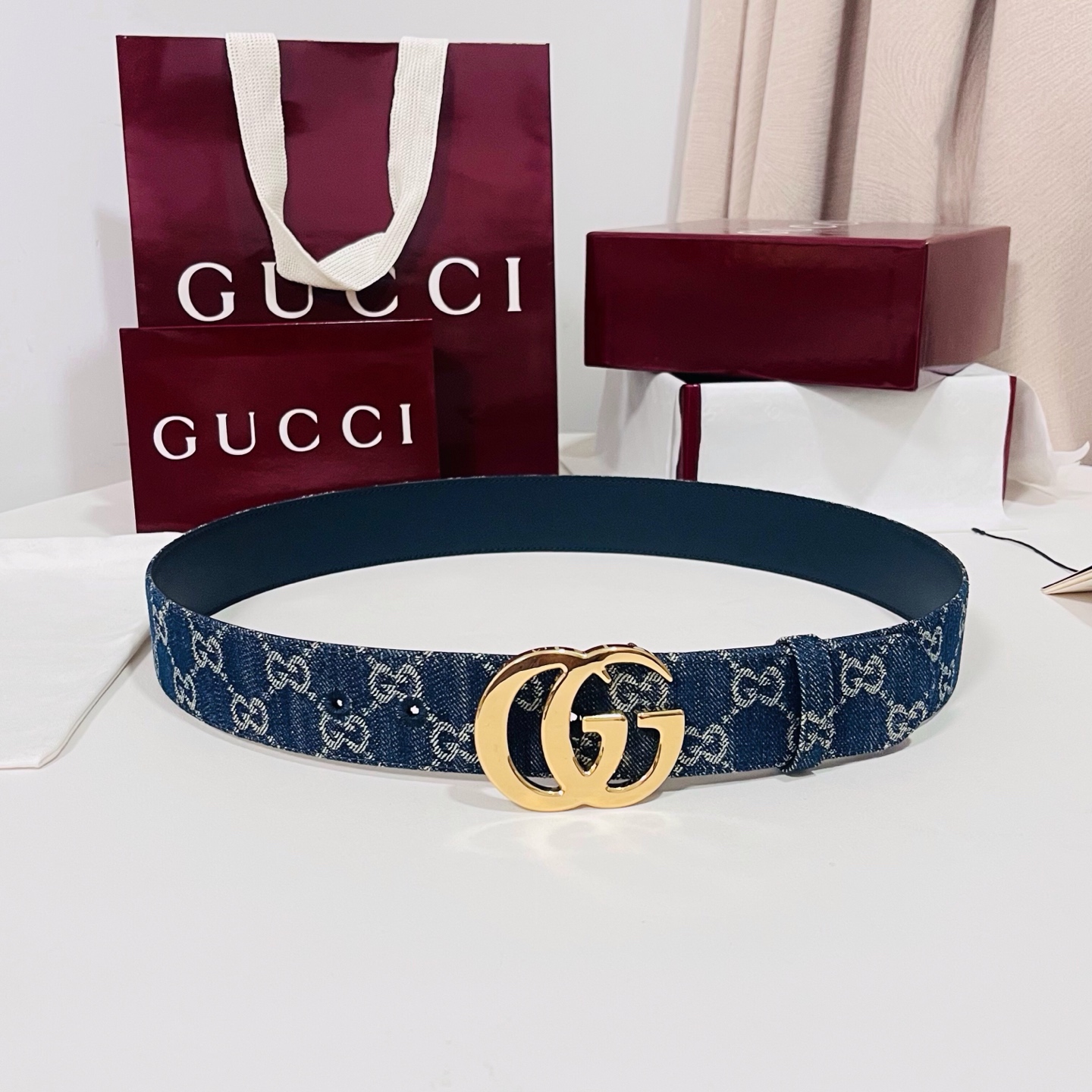 新款 Generation Gucci深入探究了品牌的档案编码，并将不同世代的设计元素融合为一体，形成一种独特的美学叙事