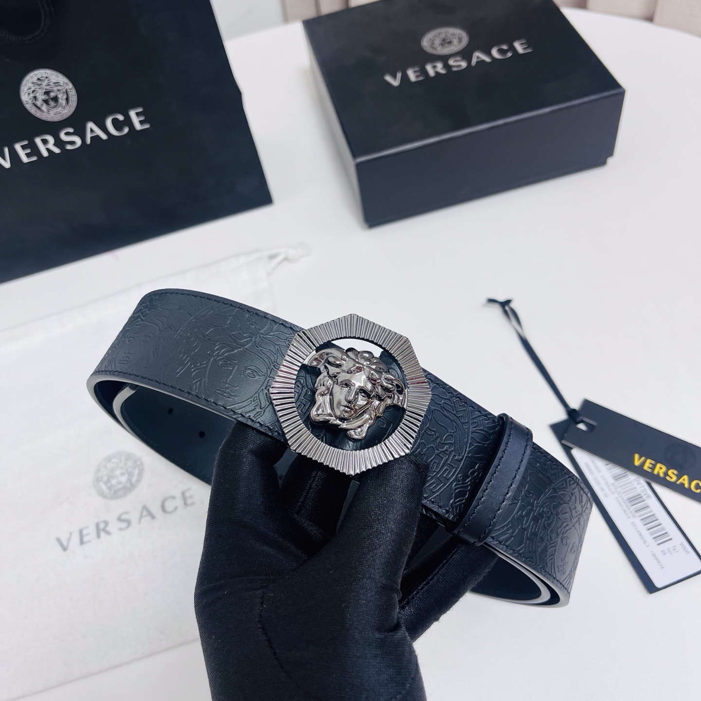 versace 范思哲，新款压花腰带配有醒目的美杜莎头像搭扣，可为任何造型增添几分立体雅致效果。4.0cm宽 