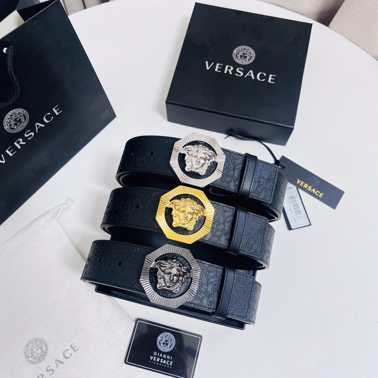 versace 范思哲，新款压花腰带配有醒目的美杜莎头像搭扣，可为任何造型增添几分立体雅致效果。4.0cm宽 