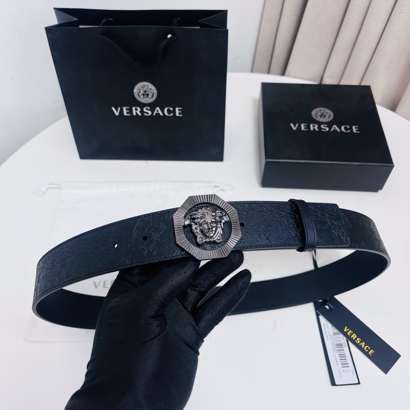 versace 范思哲，新款压花腰带配有醒目的美杜莎头像搭扣，可为任何造型增添几分立体雅致效果。4.0cm宽 