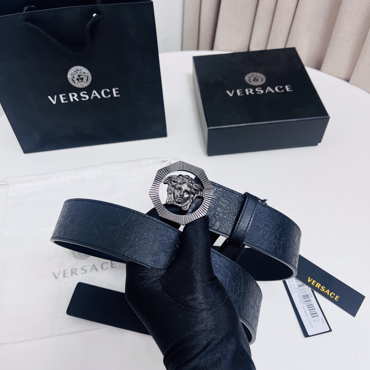 versace 范思哲，新款压花腰带配有醒目的美杜莎头像搭扣，可为任何造型增添几分立体雅致效果。4.0cm宽 