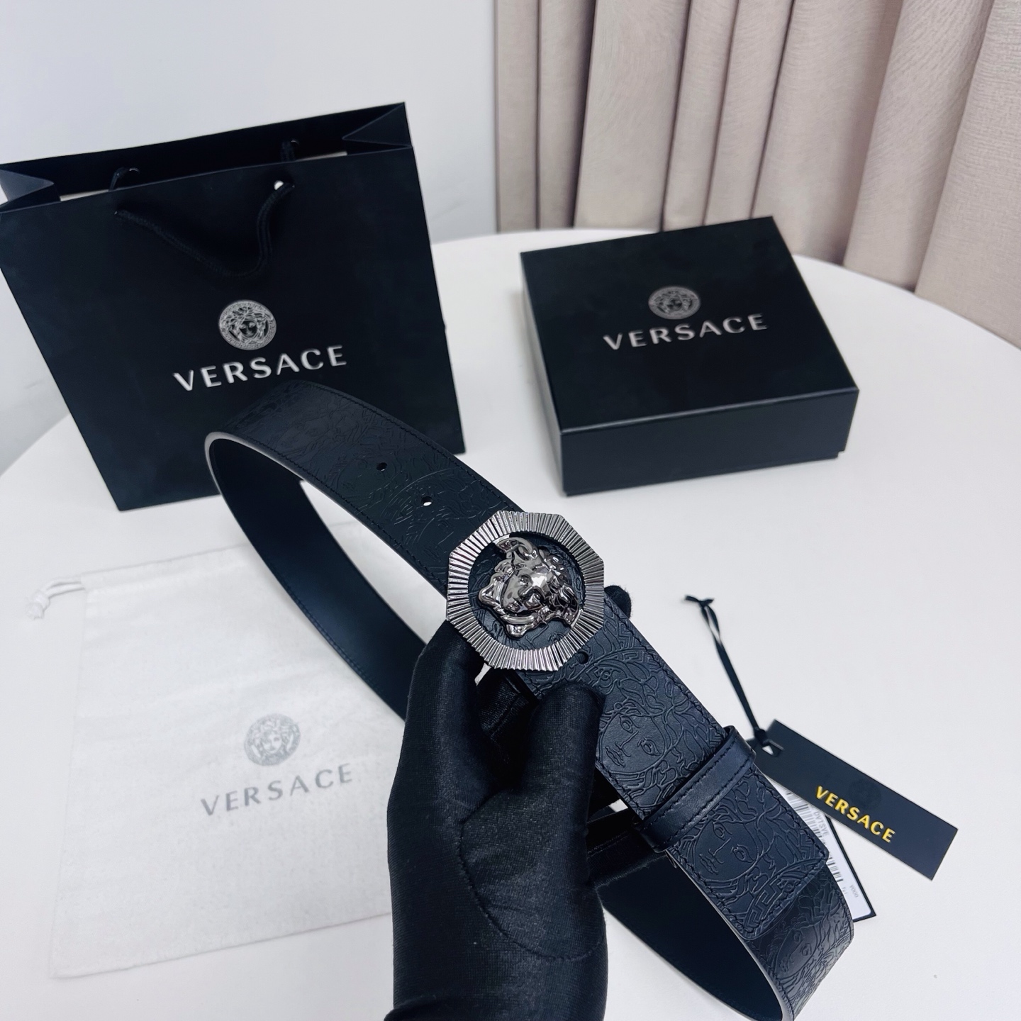 versace 范思哲，新款压花腰带配有醒目的美杜莎头像搭扣，可为任何造型增添几分立体雅致效果。4.0cm宽 