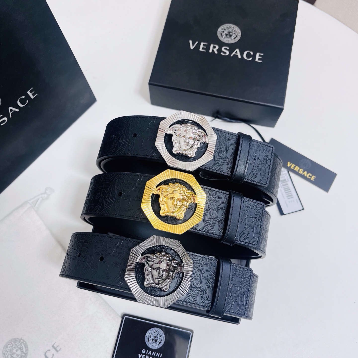 versace 范思哲，新款压花腰带配有醒目的美杜莎头像搭扣，可为任何造型增添几分立体雅致效果。4.0cm宽 