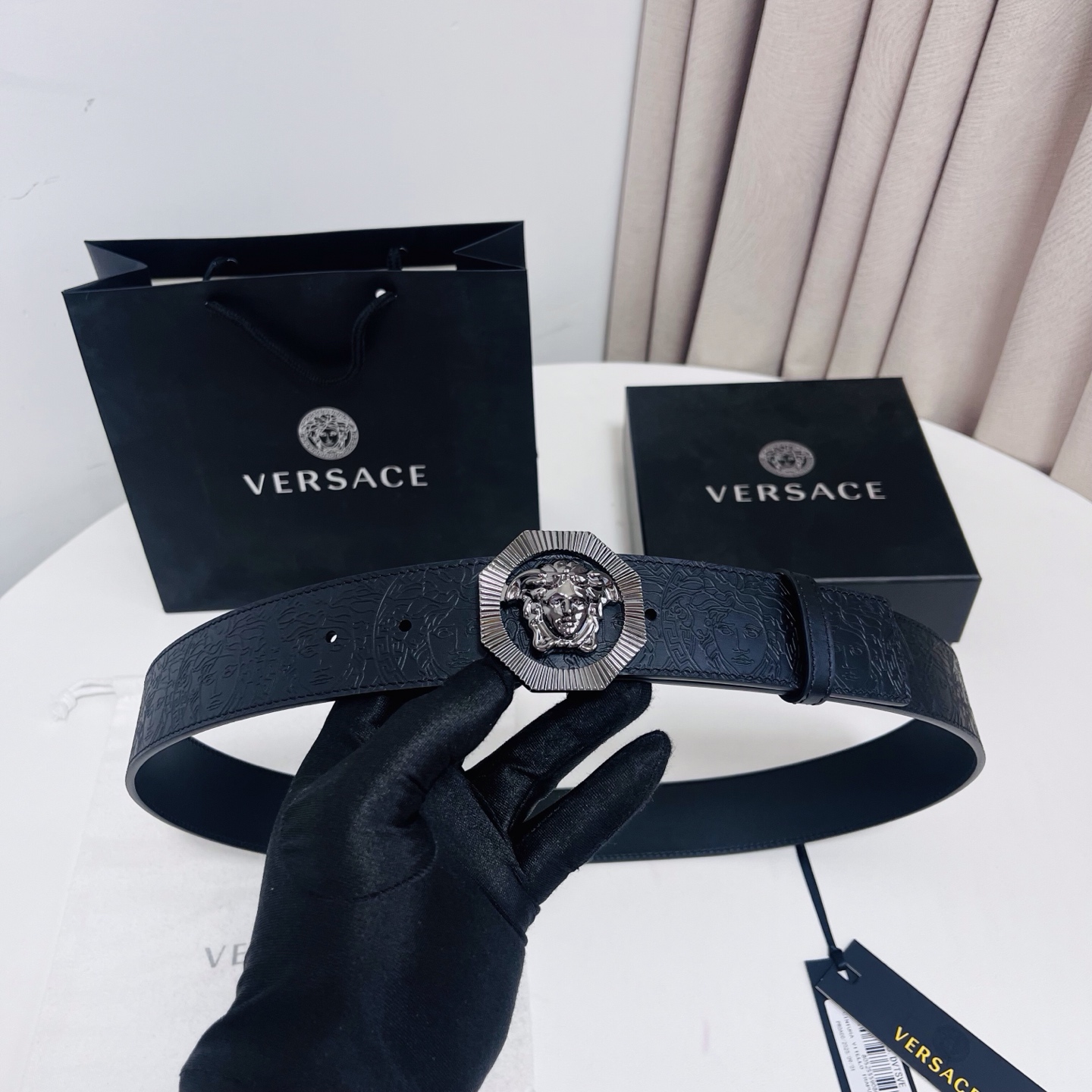 versace 范思哲，新款压花腰带配有醒目的美杜莎头像搭扣，可为任何造型增添几分立体雅致效果。4.0cm宽 