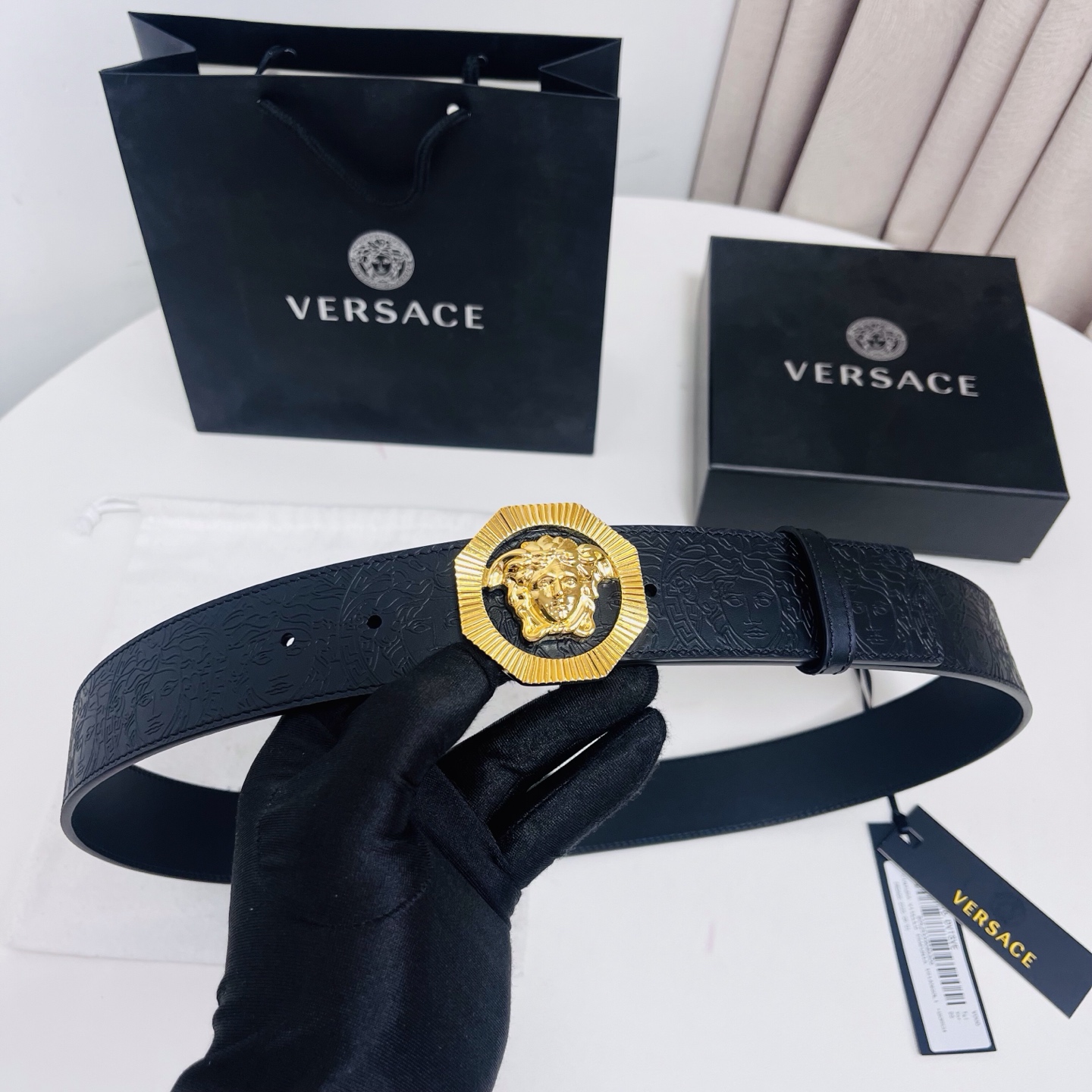 versace 范思哲，新款压花腰带配有醒目的美杜莎头像搭扣，可为任何造型增添几分立体雅致效果。4.0cm宽 