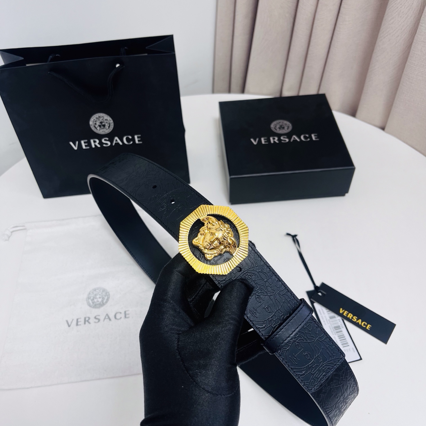 versace 范思哲，新款压花腰带配有醒目的美杜莎头像搭扣，可为任何造型增添几分立体雅致效果。4.0cm宽 