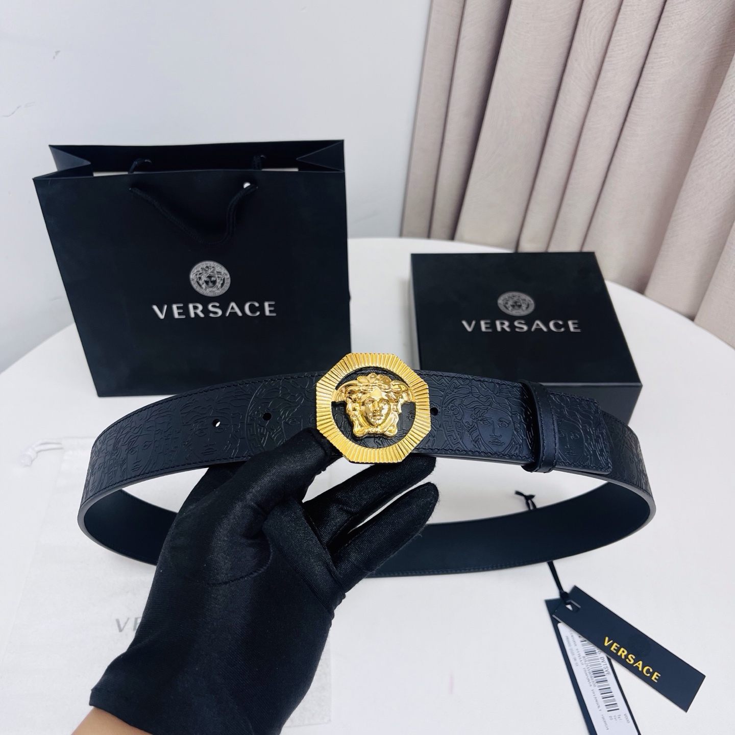 versace 范思哲，新款压花腰带配有醒目的美杜莎头像搭扣，可为任何造型增添几分立体雅致效果。4.0cm宽 