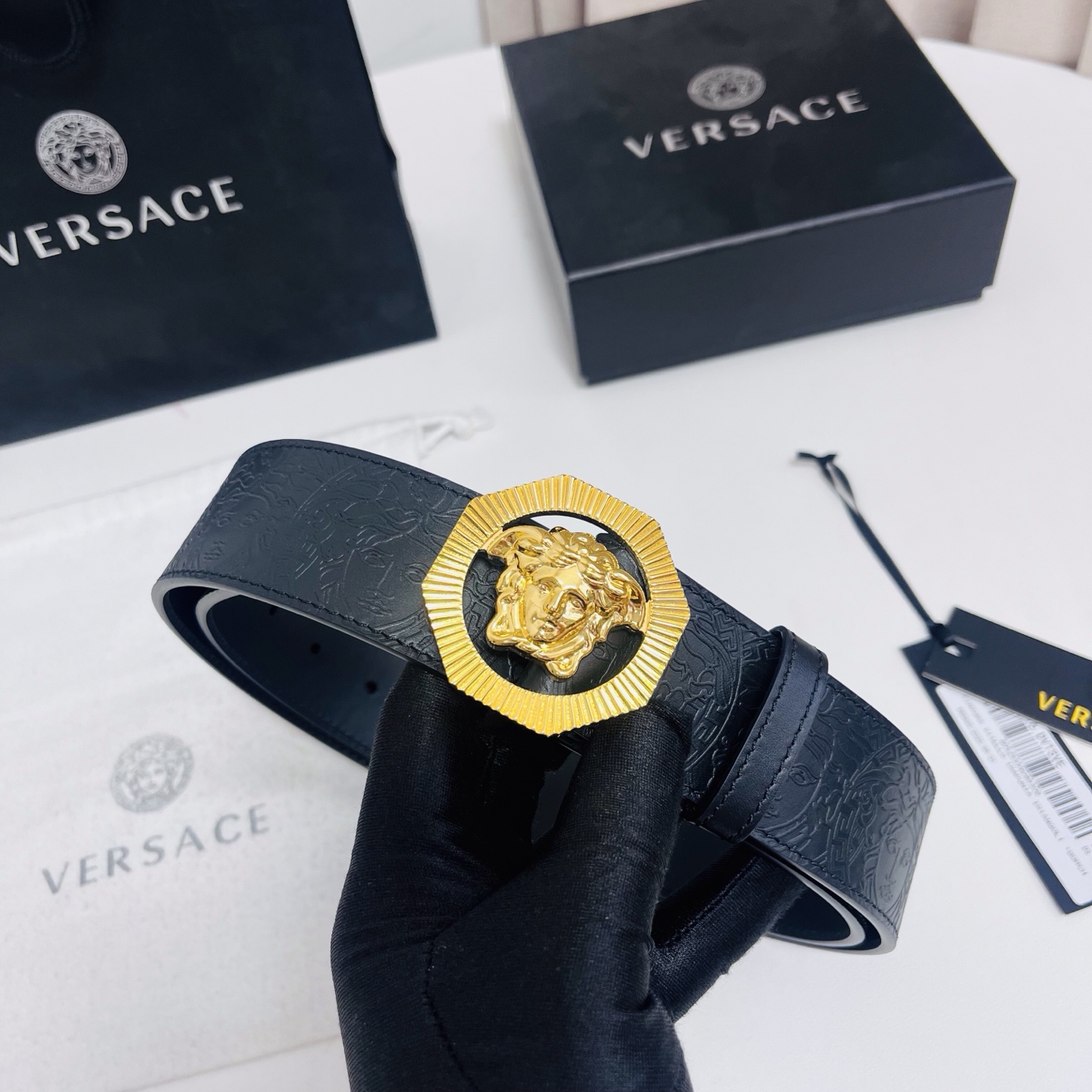 versace 范思哲，新款压花腰带配有醒目的美杜莎头像搭扣，可为任何造型增添几分立体雅致效果。4.0cm宽 
