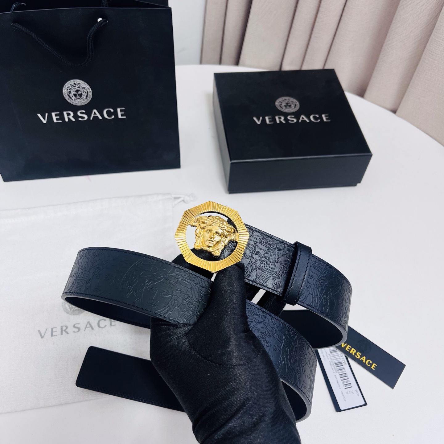 versace 范思哲，新款压花腰带配有醒目的美杜莎头像搭扣，可为任何造型增添几分立体雅致效果。4.0cm宽 