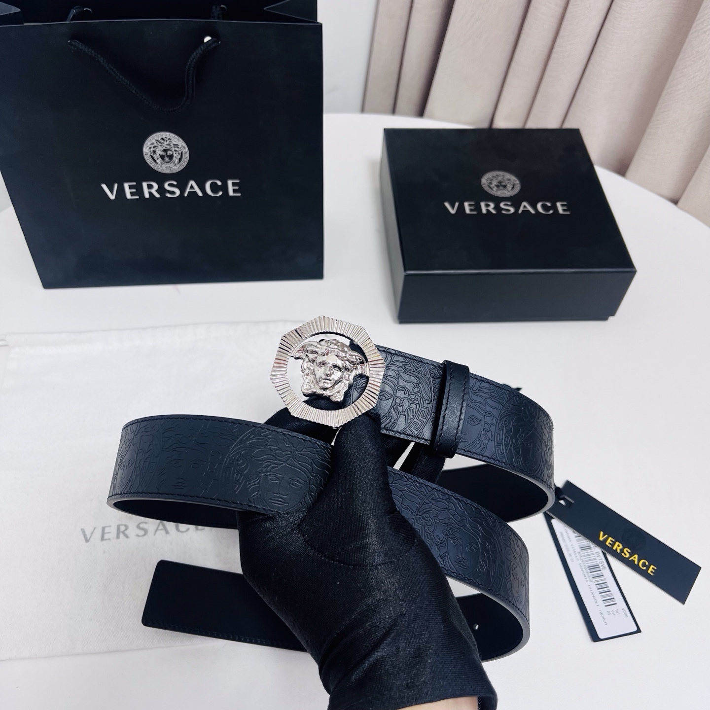 versace 范思哲，新款压花腰带配有醒目的美杜莎头像搭扣，可为任何造型增添几分立体雅致效果。4.0cm宽 