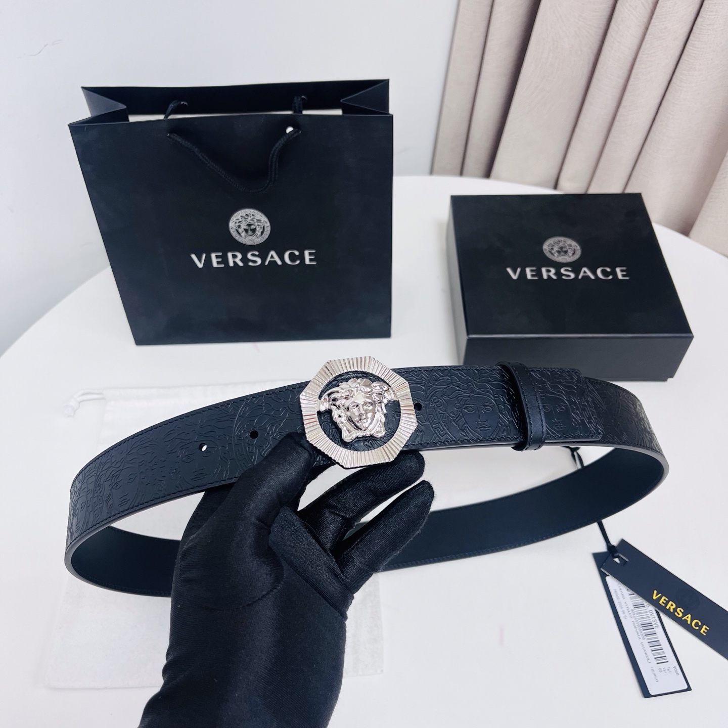 versace 范思哲，新款压花腰带配有醒目的美杜莎头像搭扣，可为任何造型增添几分立体雅致效果。4.0cm宽 