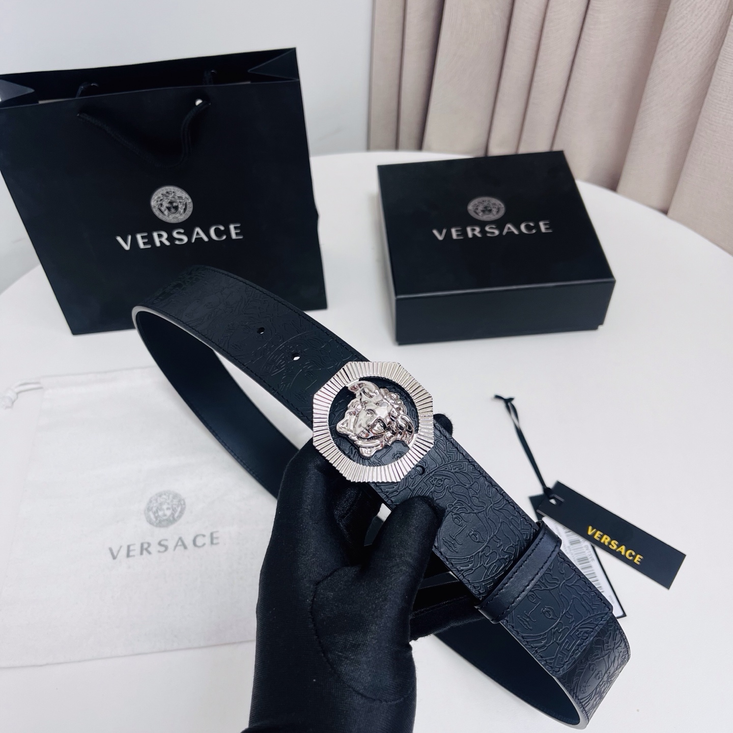 versace 范思哲，新款压花腰带配有醒目的美杜莎头像搭扣，可为任何造型增添几分立体雅致效果。4.0cm宽 