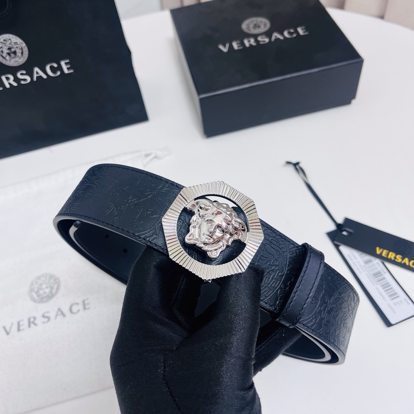 versace 范思哲，新款压花腰带配有醒目的美杜莎头像搭扣，可为任何造型增添几分立体雅致效果。4.0cm宽 