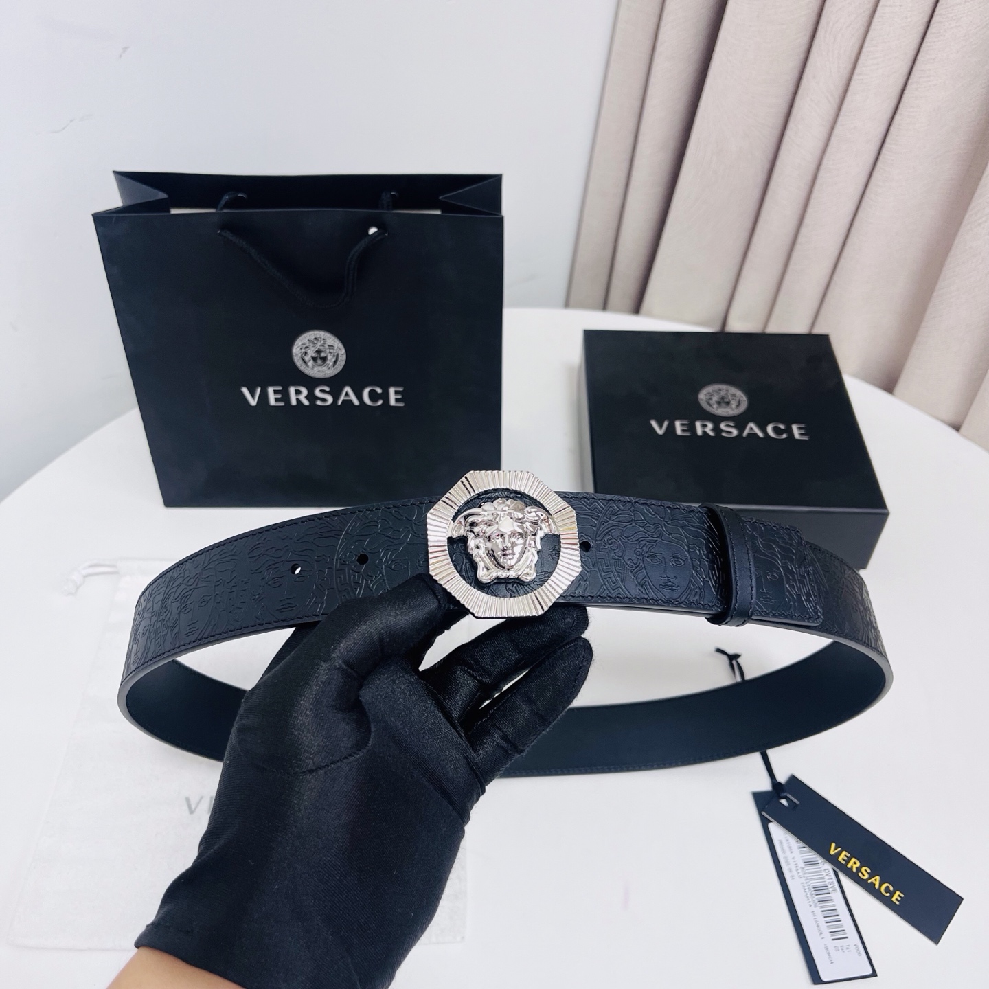 versace 范思哲，新款压花腰带配有醒目的美杜莎头像搭扣，可为任何造型增添几分立体雅致效果。4.0cm宽 