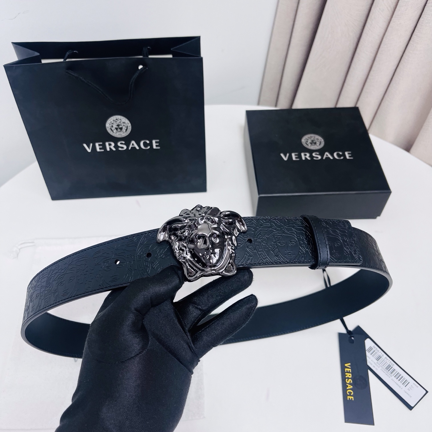 versace 范思哲，新款压花腰带配有醒目的美杜莎头像搭扣，可为任何造型增添几分立体雅致效果。4.0cm宽 