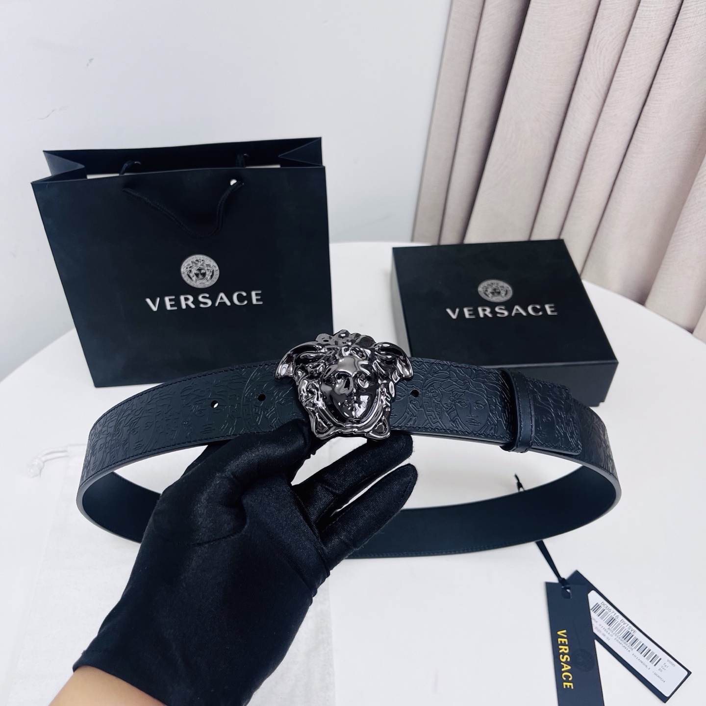 versace 范思哲，新款压花腰带配有醒目的美杜莎头像搭扣，可为任何造型增添几分立体雅致效果。4.0cm宽 