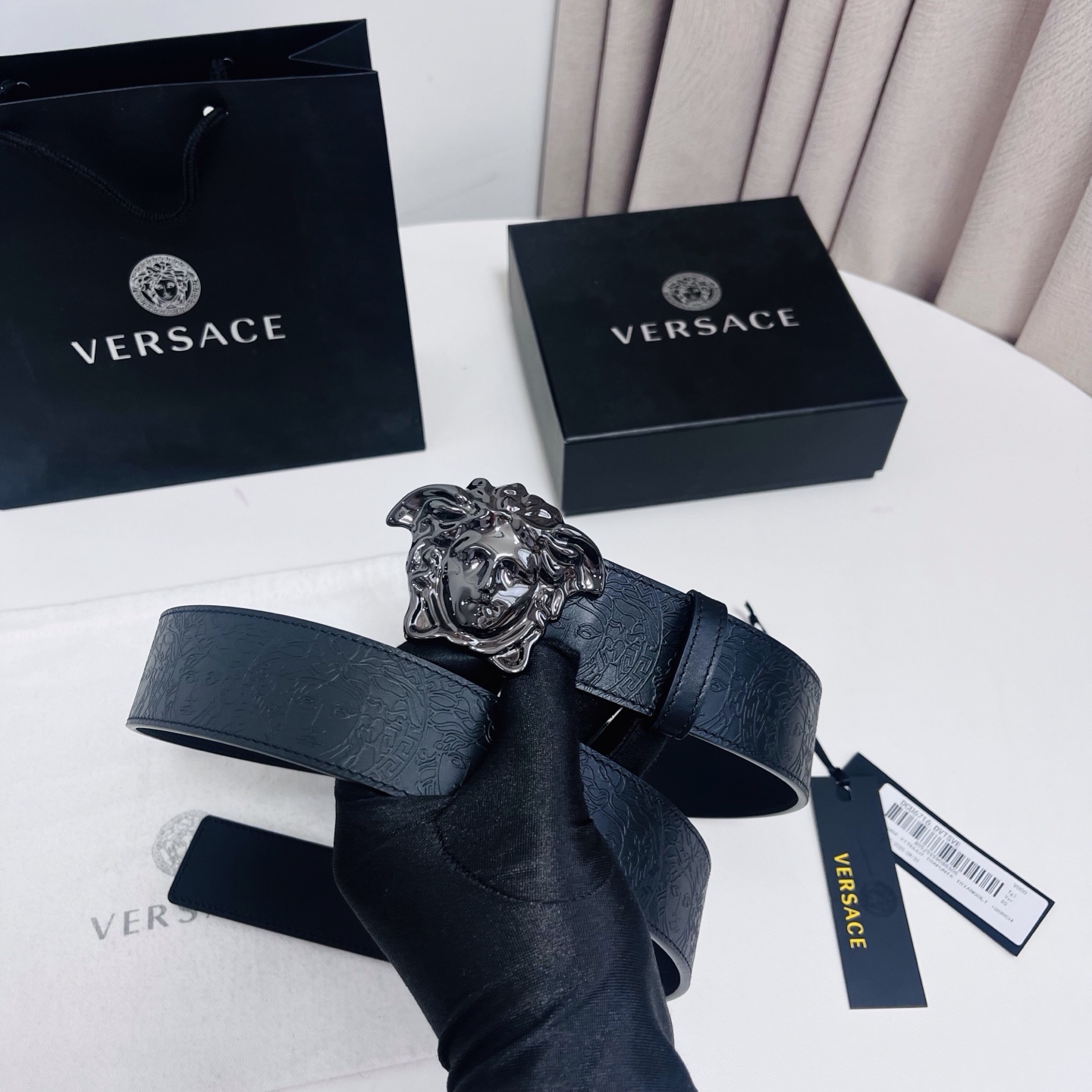 versace 范思哲，新款压花腰带配有醒目的美杜莎头像搭扣，可为任何造型增添几分立体雅致效果。4.0cm宽 