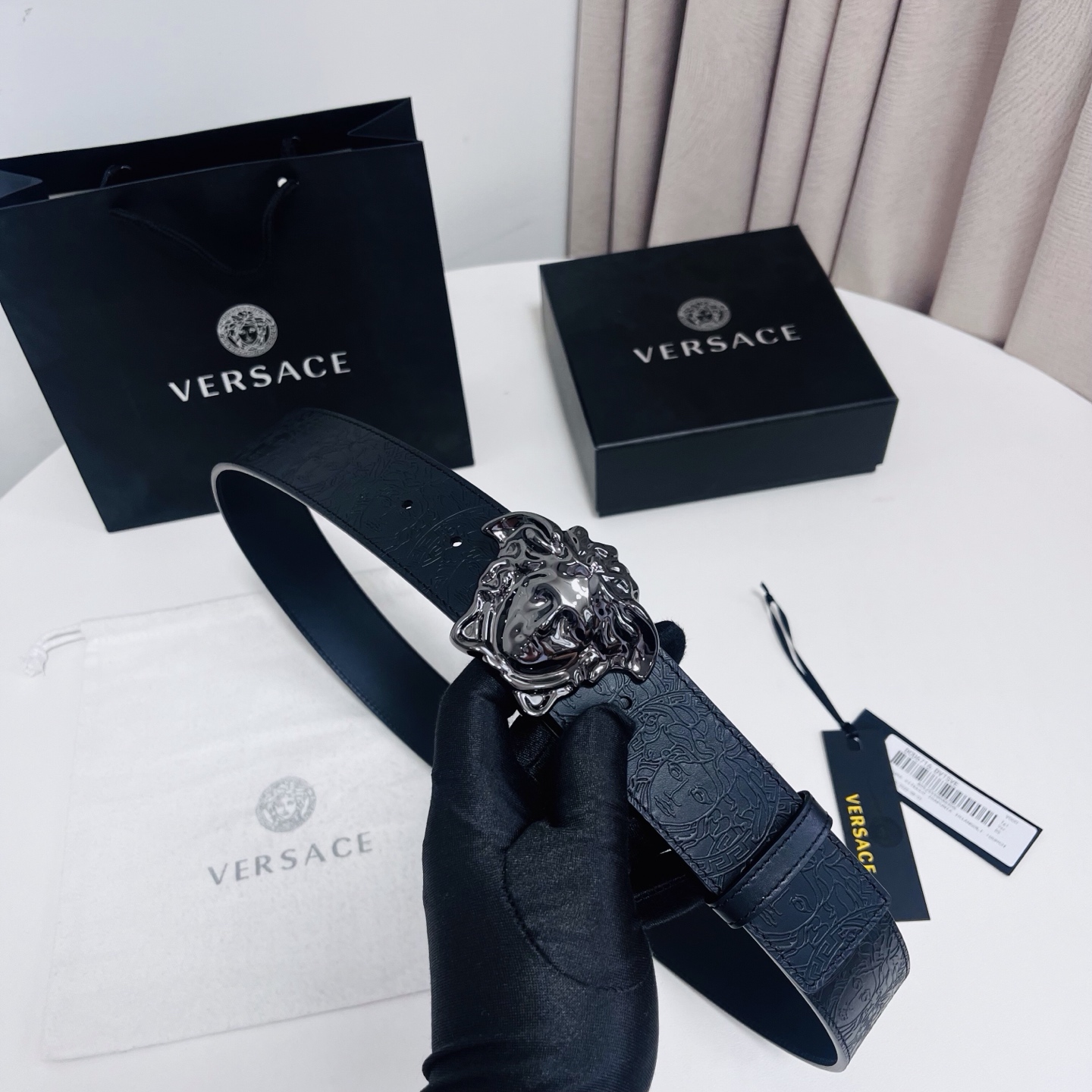 versace 范思哲，新款压花腰带配有醒目的美杜莎头像搭扣，可为任何造型增添几分立体雅致效果。4.0cm宽 