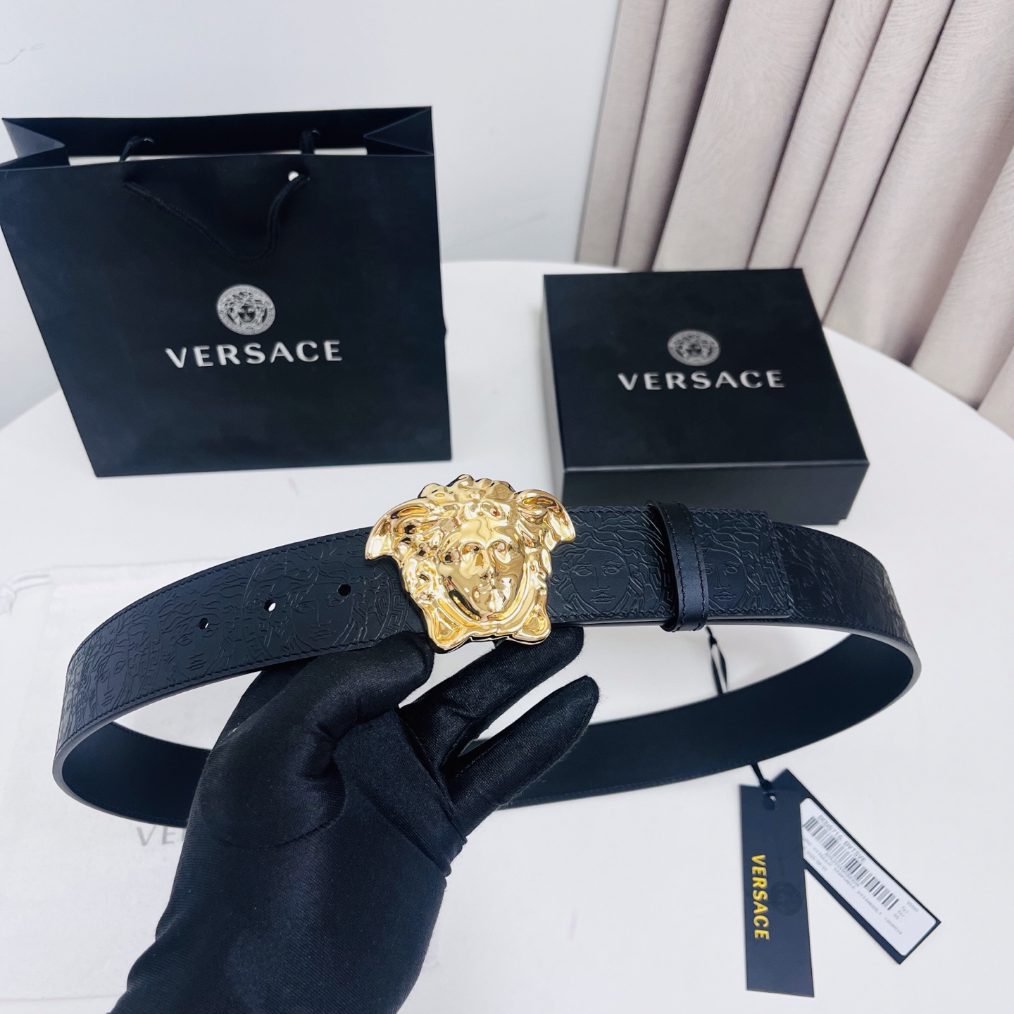versace 范思哲，新款压花腰带配有醒目的美杜莎头像搭扣，可为任何造型增添几分立体雅致效果。4.0cm宽 