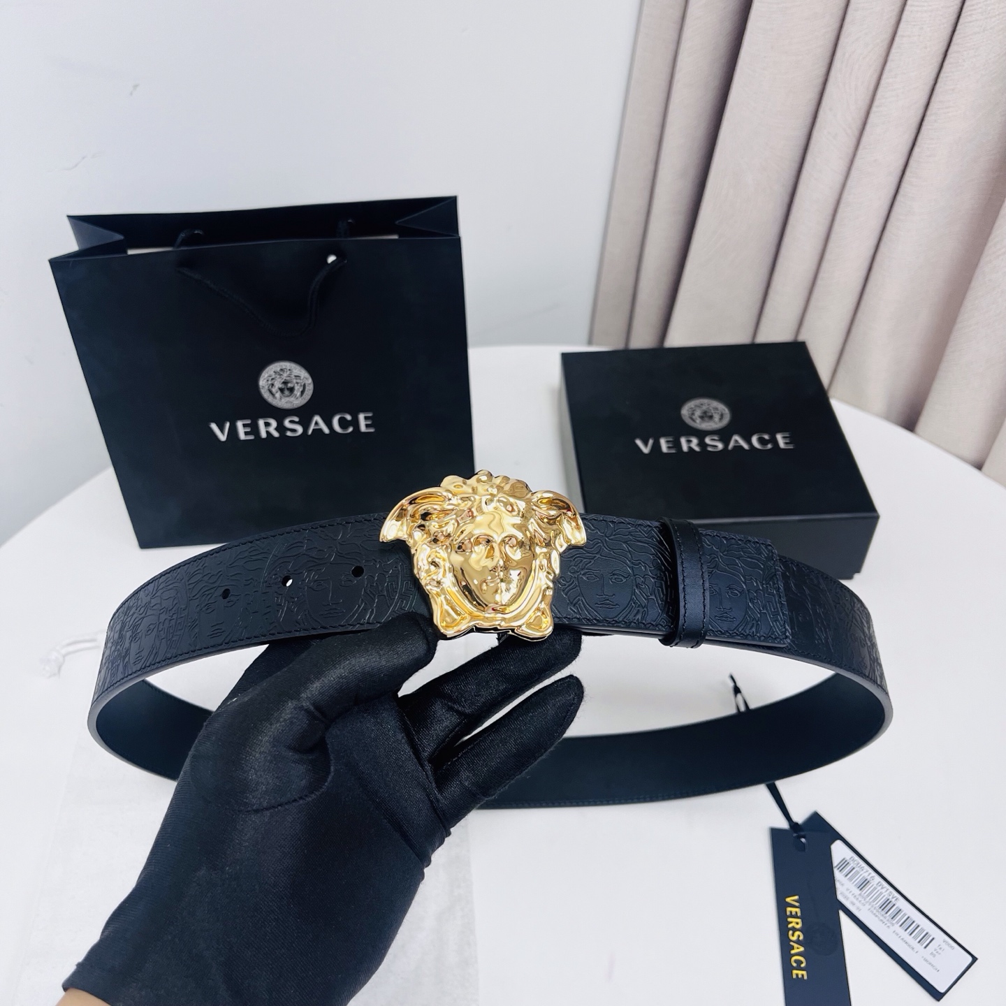 versace 范思哲，新款压花腰带配有醒目的美杜莎头像搭扣，可为任何造型增添几分立体雅致效果。4.0cm宽 