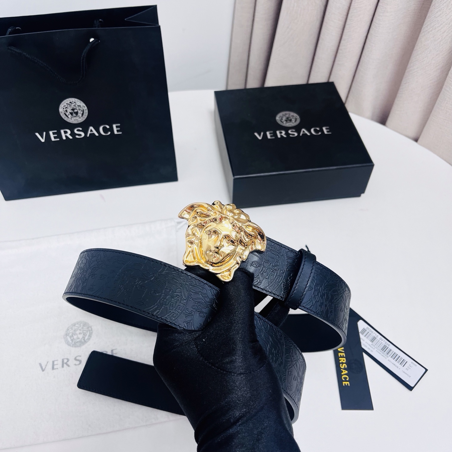 versace 范思哲，新款压花腰带配有醒目的美杜莎头像搭扣，可为任何造型增添几分立体雅致效果。4.0cm宽 