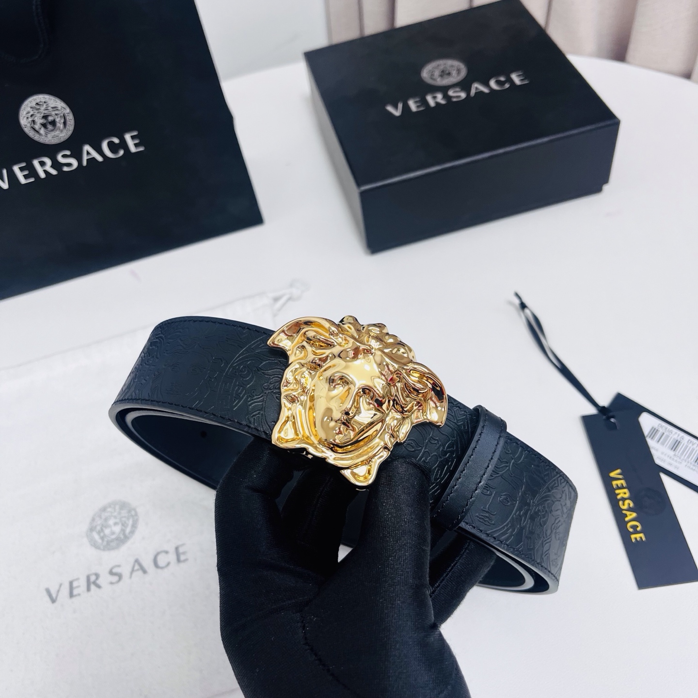 versace 范思哲，新款压花腰带配有醒目的美杜莎头像搭扣，可为任何造型增添几分立体雅致效果。4.0cm宽 