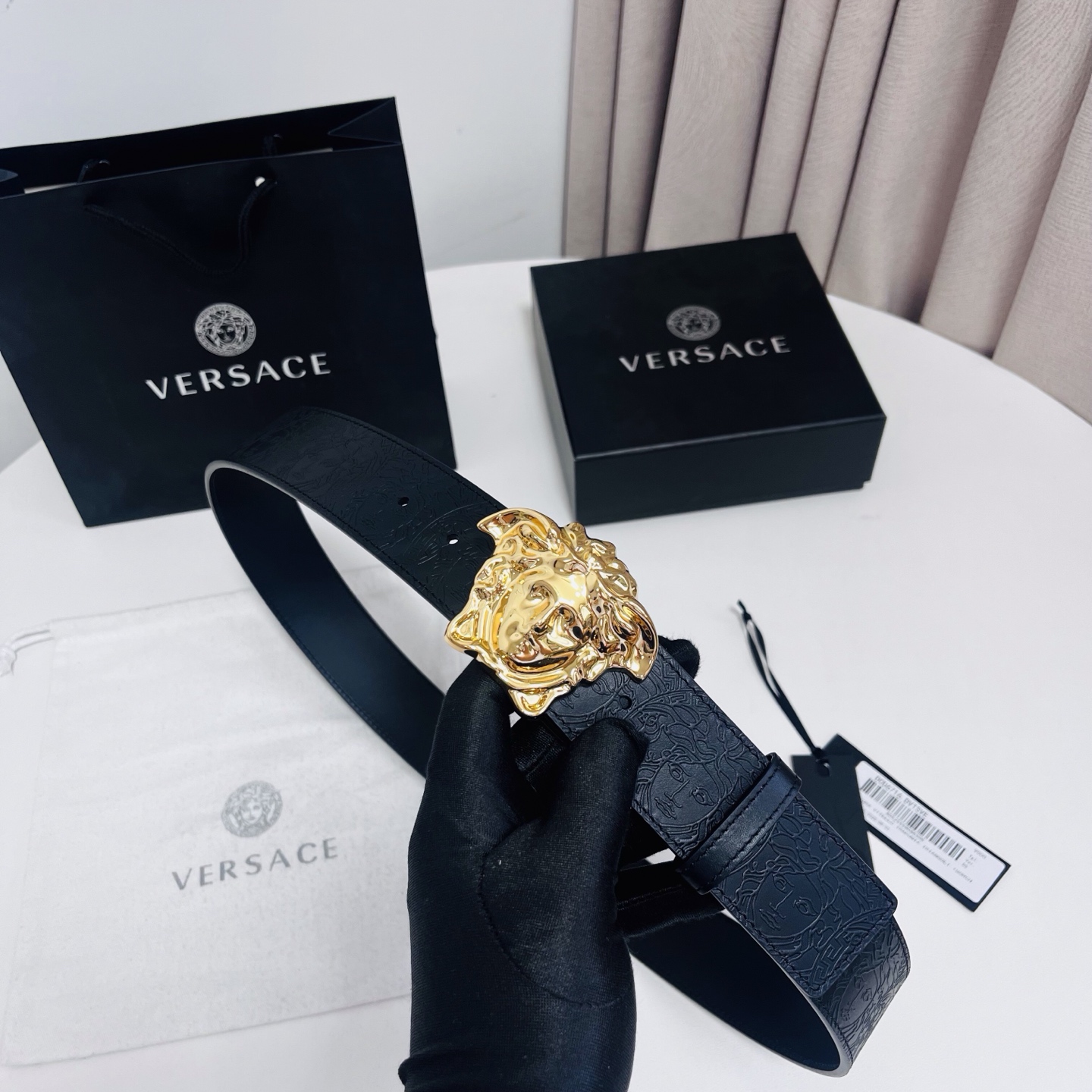 versace 范思哲，新款压花腰带配有醒目的美杜莎头像搭扣，可为任何造型增添几分立体雅致效果。4.0cm宽 
