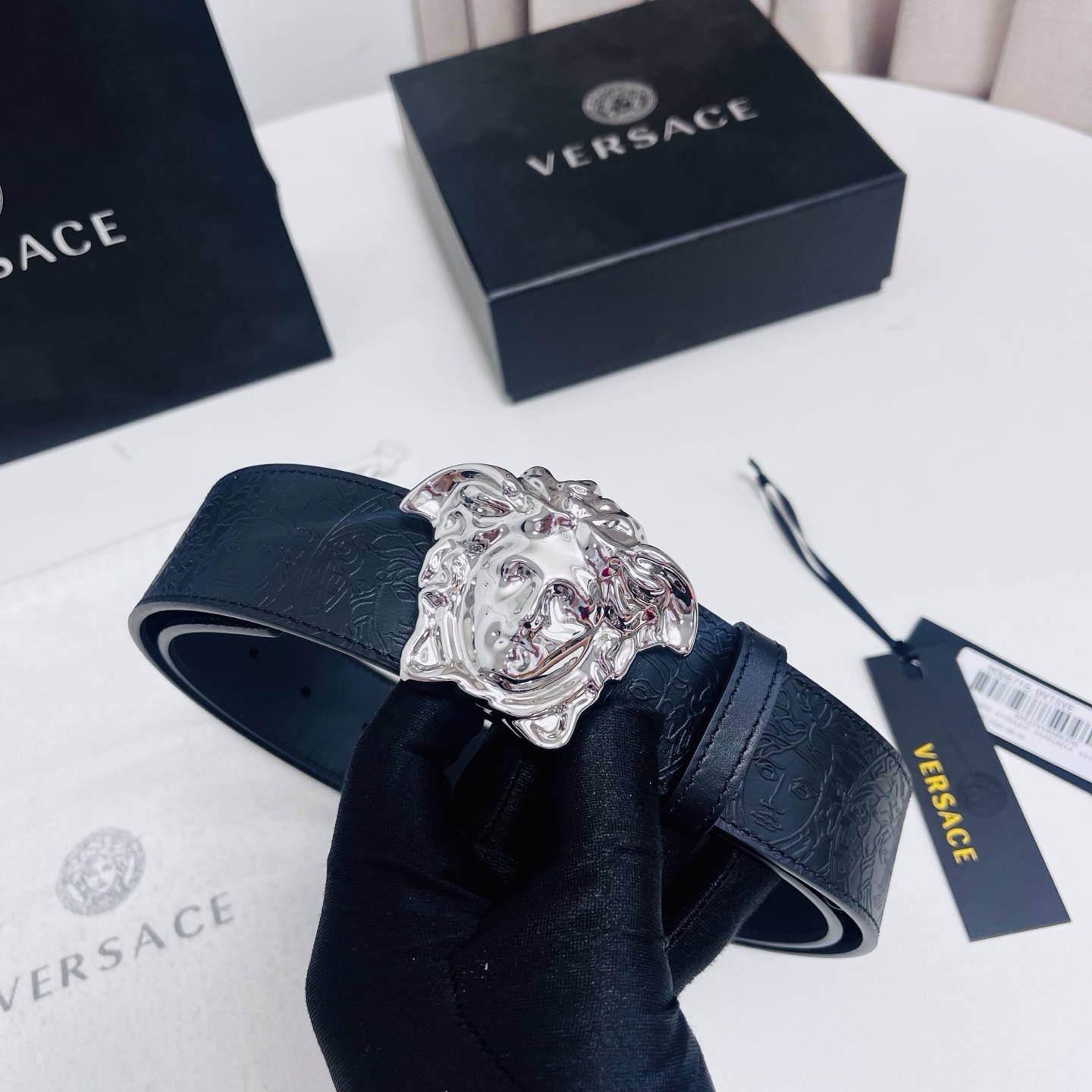 versace 范思哲，新款压花腰带配有醒目的美杜莎头像搭扣，可为任何造型增添几分立体雅致效果。4.0cm宽 
