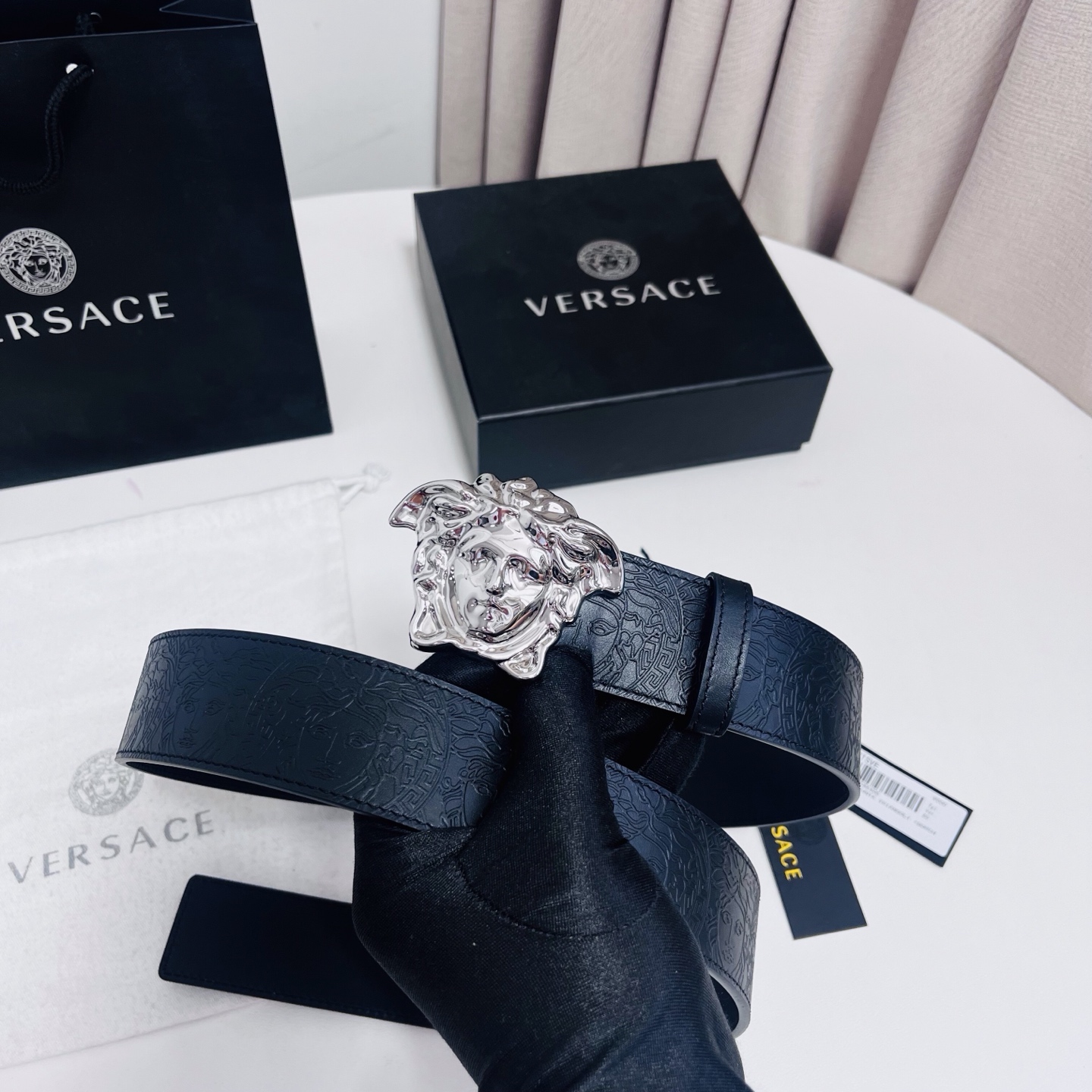 versace 范思哲，新款压花腰带配有醒目的美杜莎头像搭扣，可为任何造型增添几分立体雅致效果。4.0cm宽 