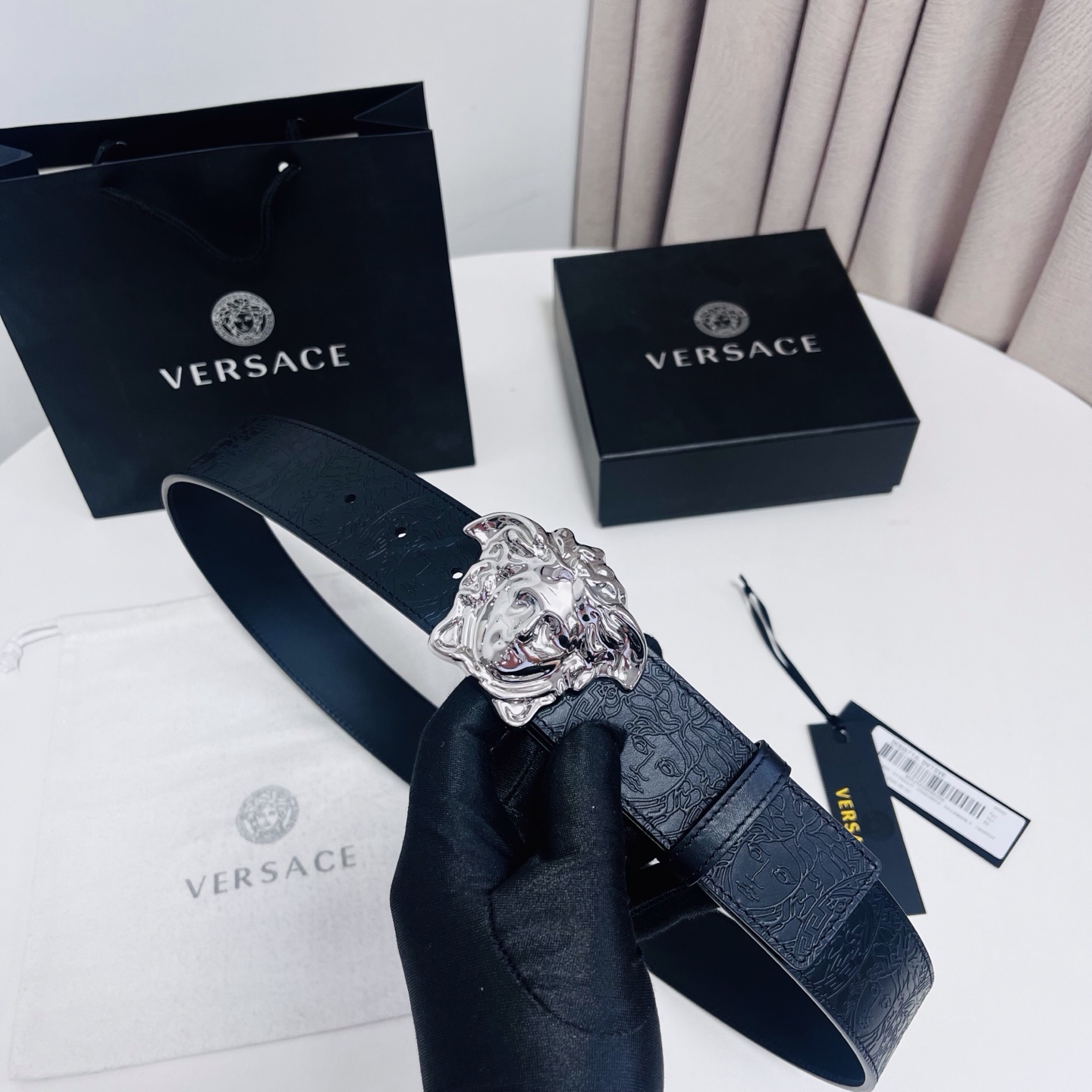 versace 范思哲，新款压花腰带配有醒目的美杜莎头像搭扣，可为任何造型增添几分立体雅致效果。4.0cm宽 