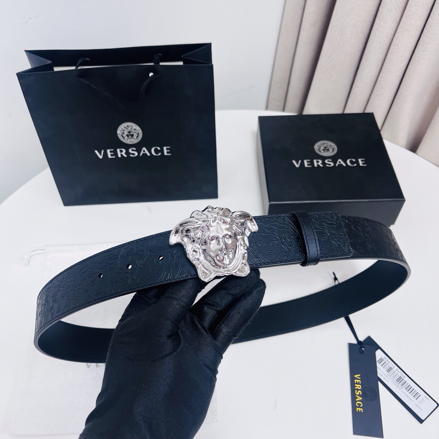 versace 范思哲，新款压花腰带配有醒目的美杜莎头像搭扣，可为任何造型增添几分立体雅致效果。4.0cm宽 