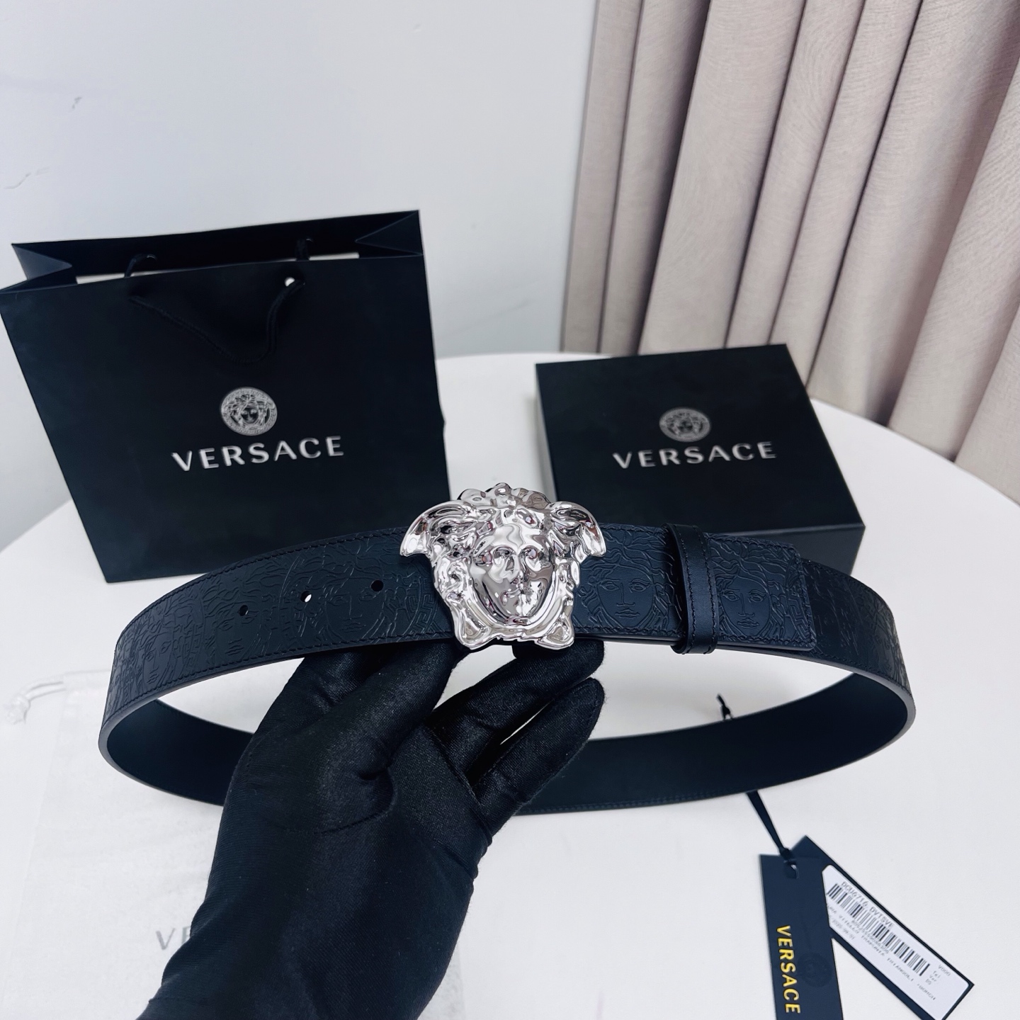 versace 范思哲，新款压花腰带配有醒目的美杜莎头像搭扣，可为任何造型增添几分立体雅致效果。4.0cm宽 