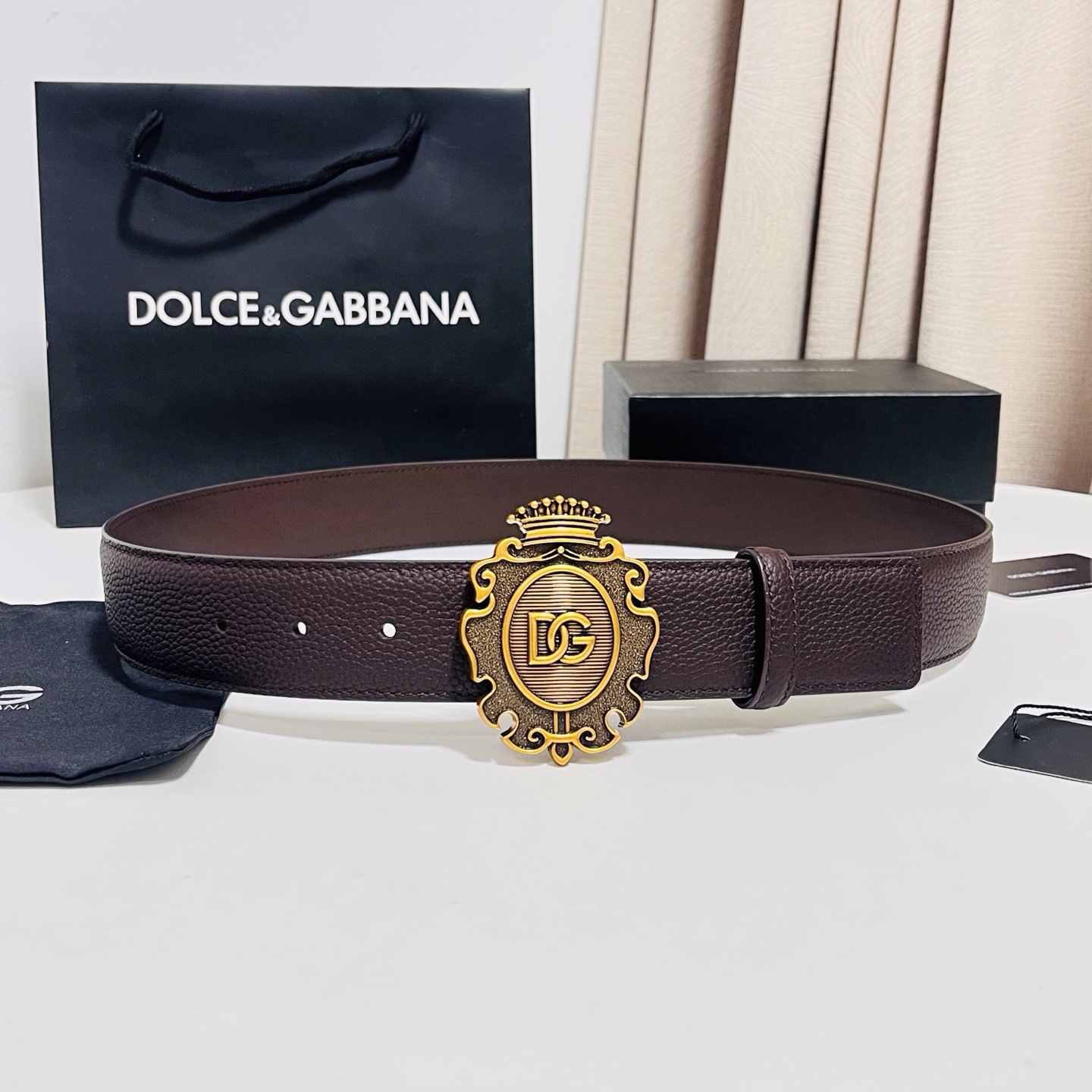 DG 新款，甄选牛皮革精制而成的优雅腰带,为任何造型增添一抹精致格调,牛皮革腰带，4.0cm
