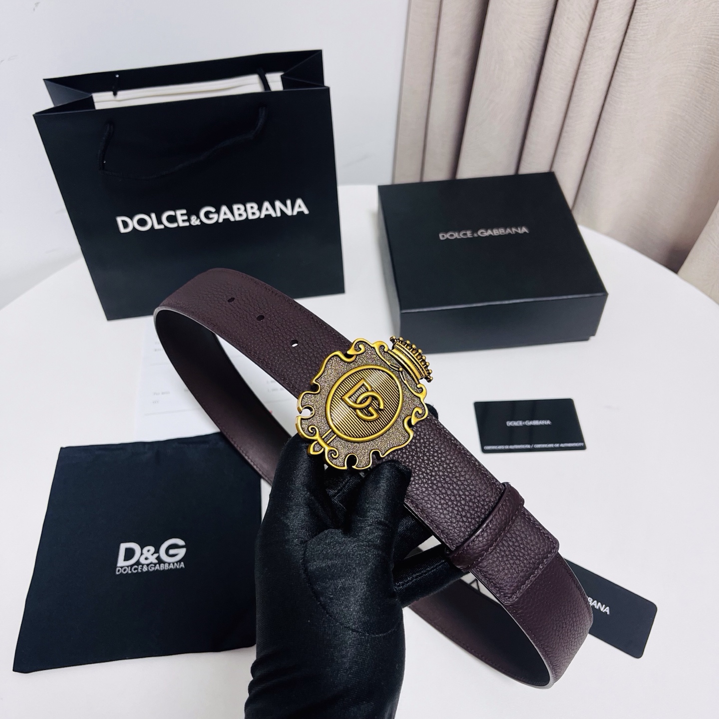 DG 新款，甄选牛皮革精制而成的优雅腰带,为任何造型增添一抹精致格调,牛皮革腰带，4.0cm